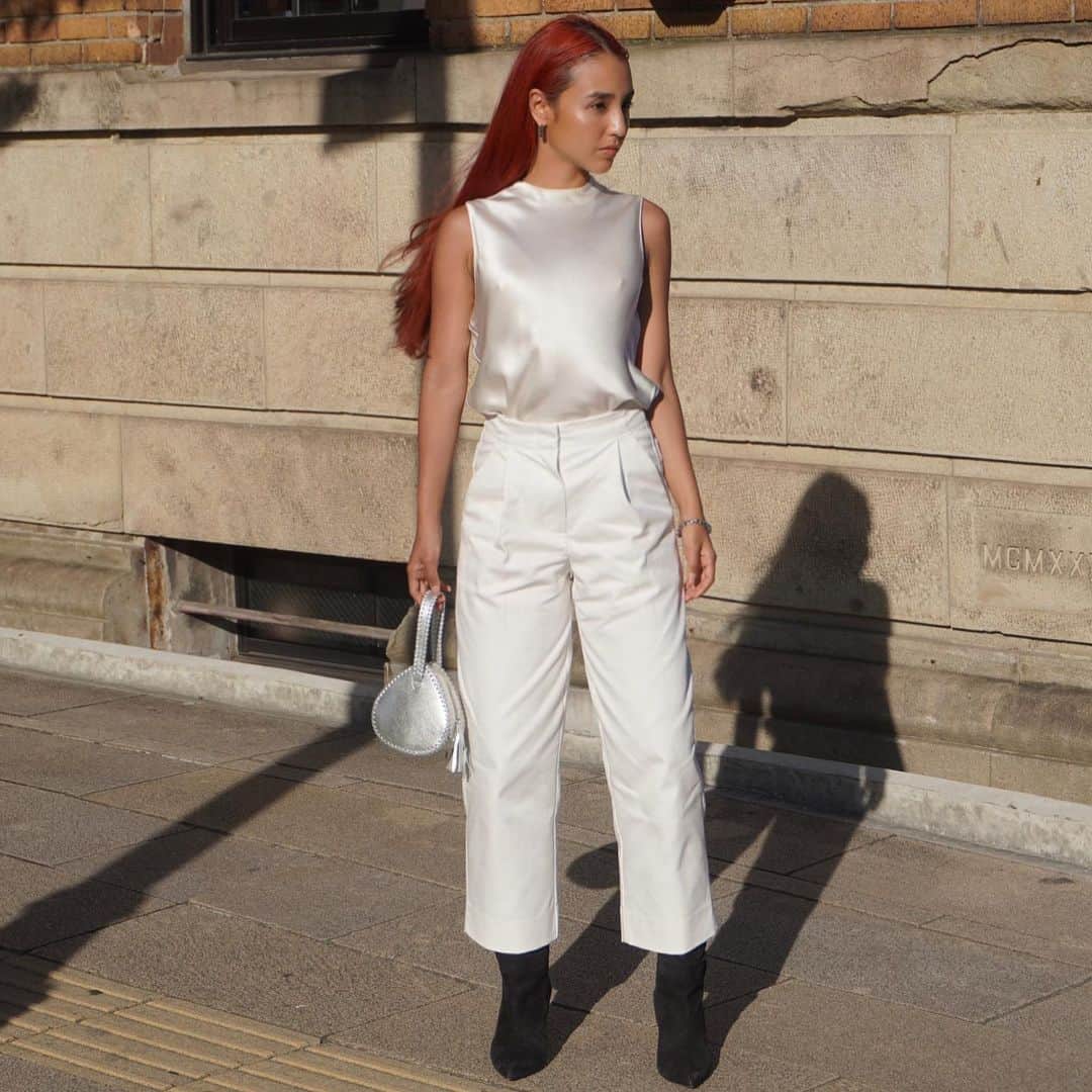 大橋リナのインスタグラム：「Off to lunch🌿 @bananarepublic_jp   肌触りがよい シルクトップスは 着心地がよくてリラックスした気分に🤍  Use code Lina10 for 10%😘 (8/17-8/24)  #br_ad #TheBRLook #バナナリパブリック#バナリパ #シルク #バレルパンツ」