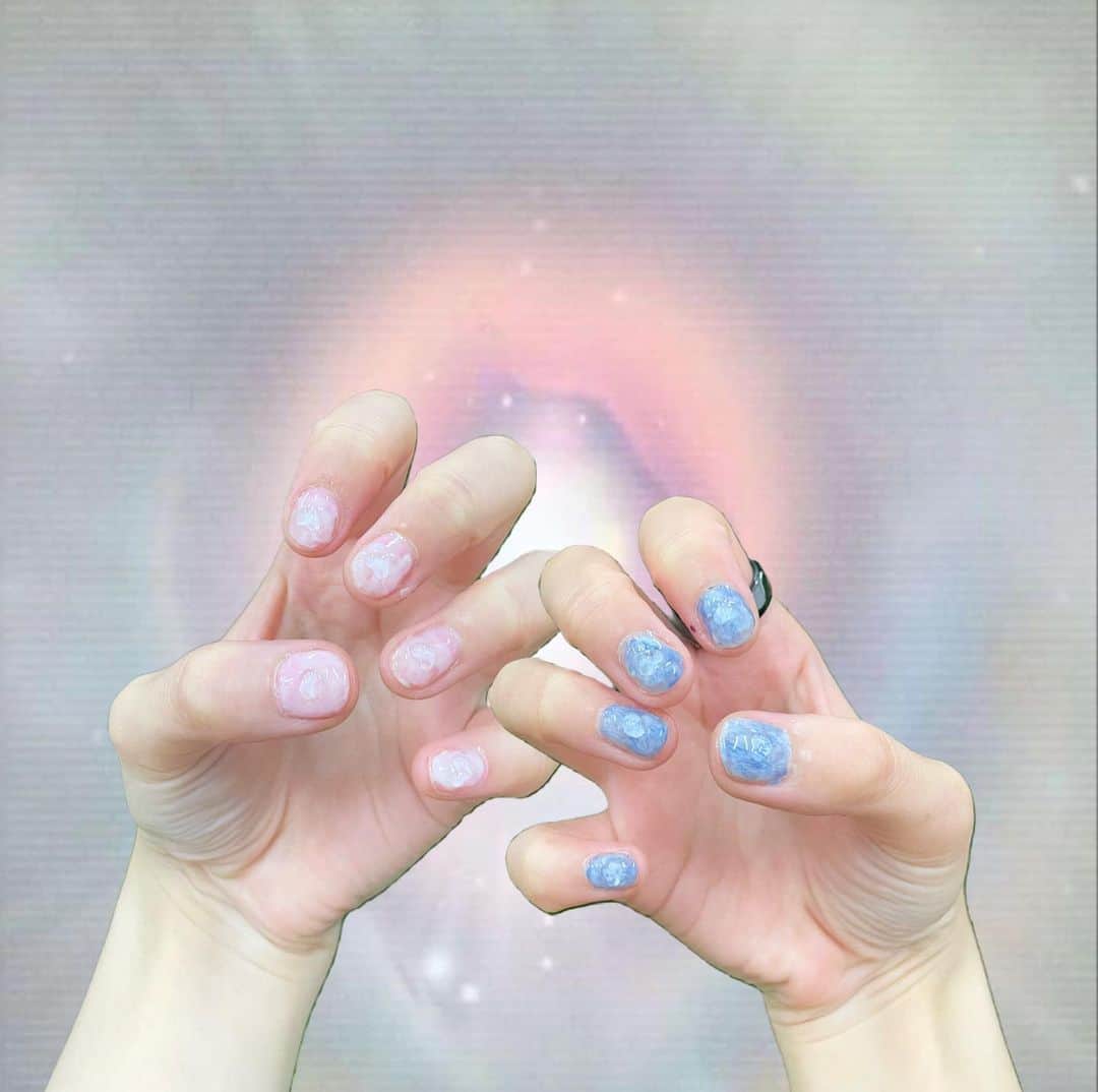 おりはらまよのインスタグラム：「. 𝕤𝕖𝕝𝕗 𝕟𝕒𝕚𝕝🪽♡🫧🦢  ツアー中のネイル キキララぽくなった⭐︎」
