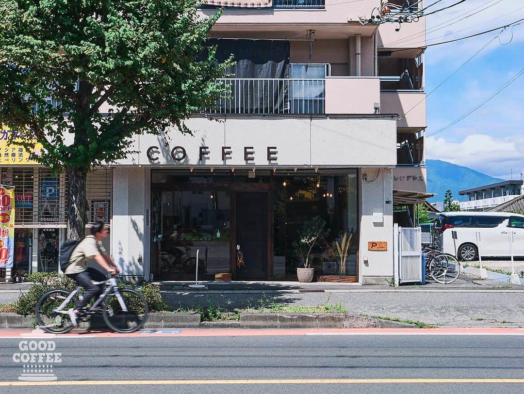 goodcoffeemeのインスタグラム：「. みなさん元気してました？！  TCFが久々の開催。 チームみんな、素敵なイベントになるように今頑張っています。  ずっと落ち着いていた取材も、久々の更新です笑  【koloro coffee ／ 長野・松本】  長野県の松本から、撮影時はハンドドリップ、エスプレッソを淹れていただいたんですが、 ミルクブリュー、コールドブリューも美味しいんですよね。 ぜひ  — 📍長野県松本市清水1-1-25 清水レジデンス1E 🕘11:00〜19:00  🗓定休日：木曜日 —  https://goodcoffee.me/coffeeshop/koloro-coffee/  @12rumimps」