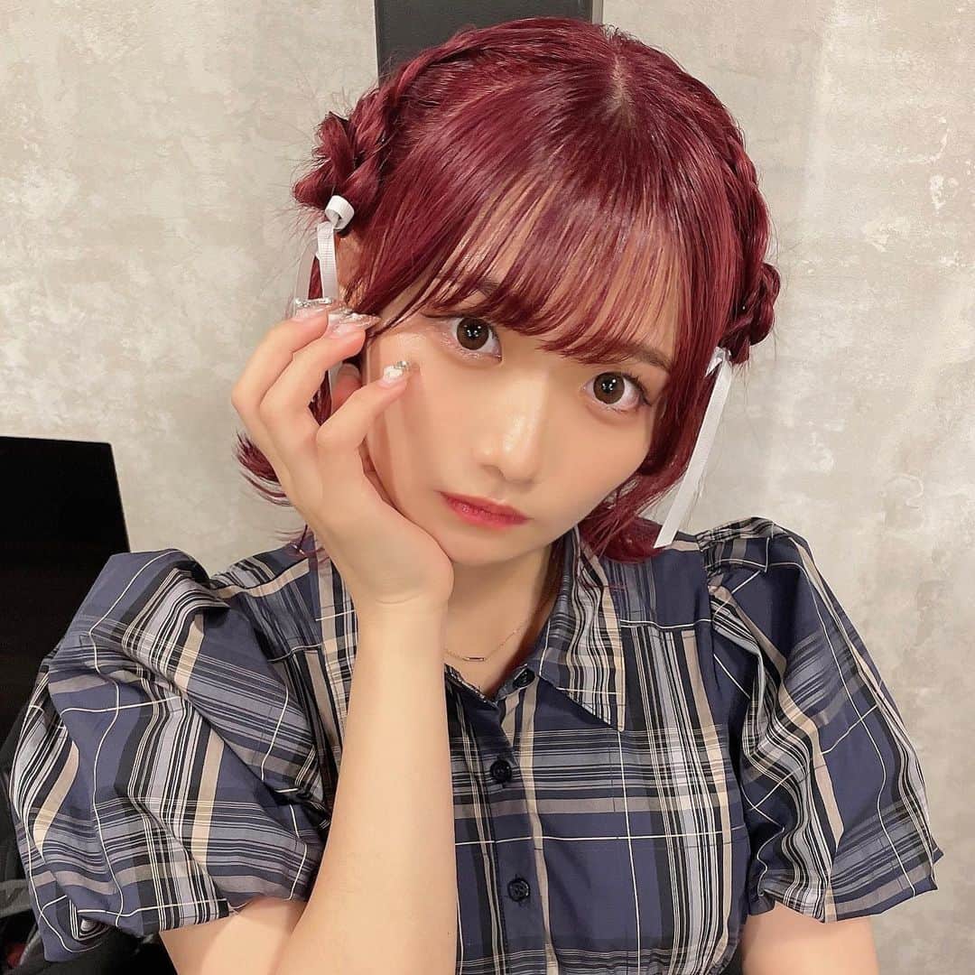 カワイレナさんのインスタグラム写真 - (カワイレナInstagram)「綺麗な赤髪🥀 全頭ブリーチしたの人生で２回目なんだ〜❕  色味良すぎ髪綺麗すぎでは❔ﾖｷ~♡  #赤髪 #ハイトーン #ヘアカラー #ブリーチカラー #ウルフボブ #ボブアレンジ #ひつじヘア #お団子アレンジ #ワンピースコーデ #haircolor #redhair」8月19日 20時30分 - kawai_rena