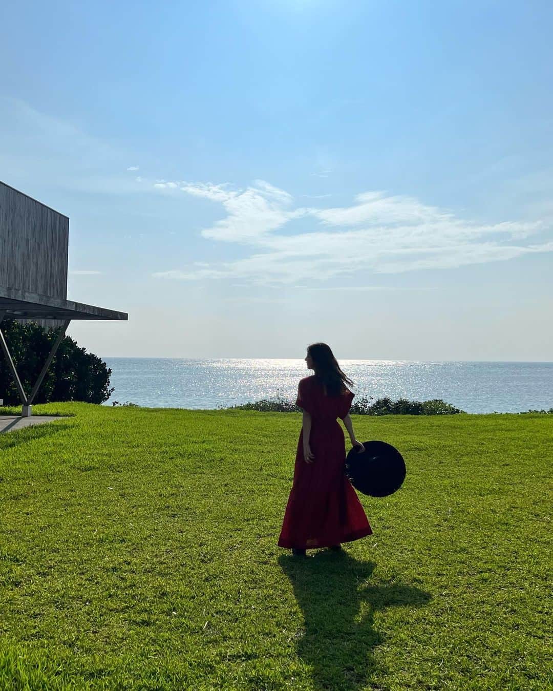 木下ココさんのインスタグラム写真 - (木下ココInstagram)「沖縄らしい赤い瓦屋根の道場へ🍵 ・ 禅空間から広がる緑の芝生から、更に奥へと続く水面への自然のレイヤードが美しい。 ・ キラキラ光る水面とぶくぶく茶に癒された昼下がり☺️✨ ・ ・ ・ #沖縄 #撮影 #旅行  #女子旅 #大人百花 #大人女子 #モデル #木下ココ」8月19日 20時31分 - cocot_chan