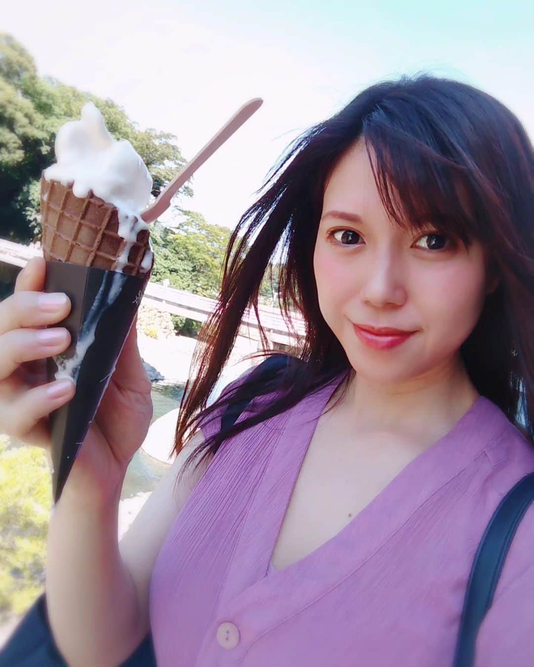 瀬戸マドカのインスタグラム：「🍼🐮ミルク味🍦ソフトクリーム 食べる頃にはこうなりました🫠 · 残暑というか‥本格的にまだ暑いです🎐🦭🫧 御身体には気を付けてお過ごし下さい🤗 · · · #ソフトクリーム #japansummer #ソフトクリーム部 #ミルクソフトクリーム」