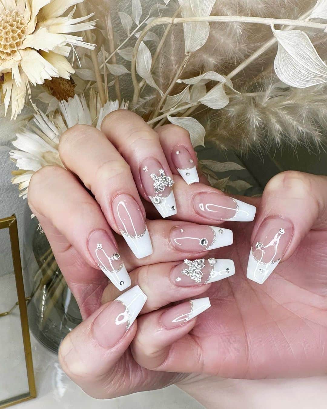 下津明日香のインスタグラム：「• 今月のネイルめちゃくちゃかわいい🦋🤍🇨🇳 ワンホン系のちゅるんネイルにしてもらったよ💠」