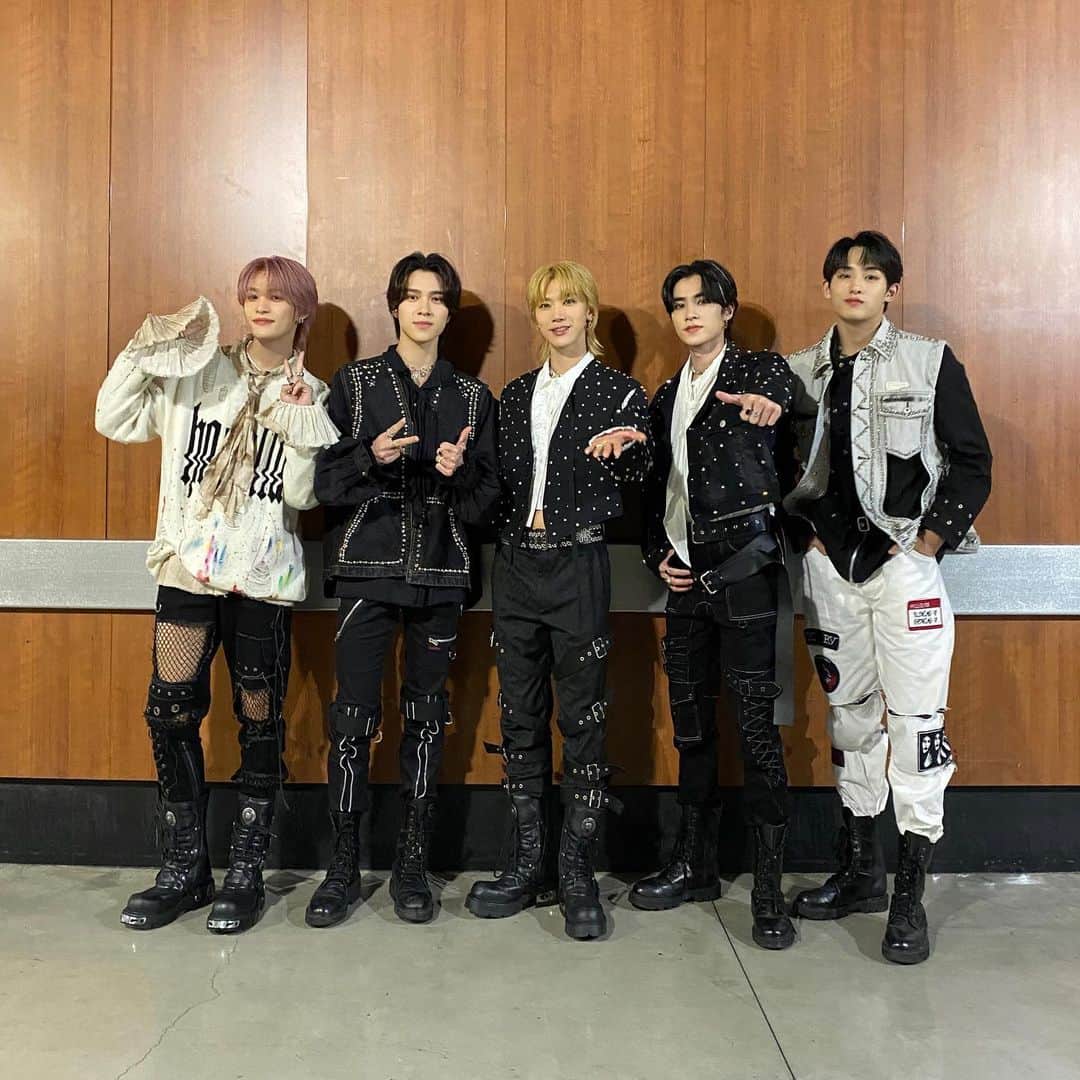 Way Vのインスタグラム：「Los Angeles!!! I can hear you callin' 💕🗣🎶 Do you like our signature song performance on #KCONLA2023 ? It was a surprise for you😆 Thank you for coming and supporting us, and hope everyone enjoyed our show✌️👍!  Los Angeles!!! I can hear you callin' 💕🗣🎶 听到大家的欢呼声啦！希望大家喜欢今天的KCON惊喜舞台😆也谢谢今天和我们一起享受舞台的威珍妮们✌️👍！  #KCON #LA #WayV_KCON_in_LA #WayV #WeiShenV #威神V」