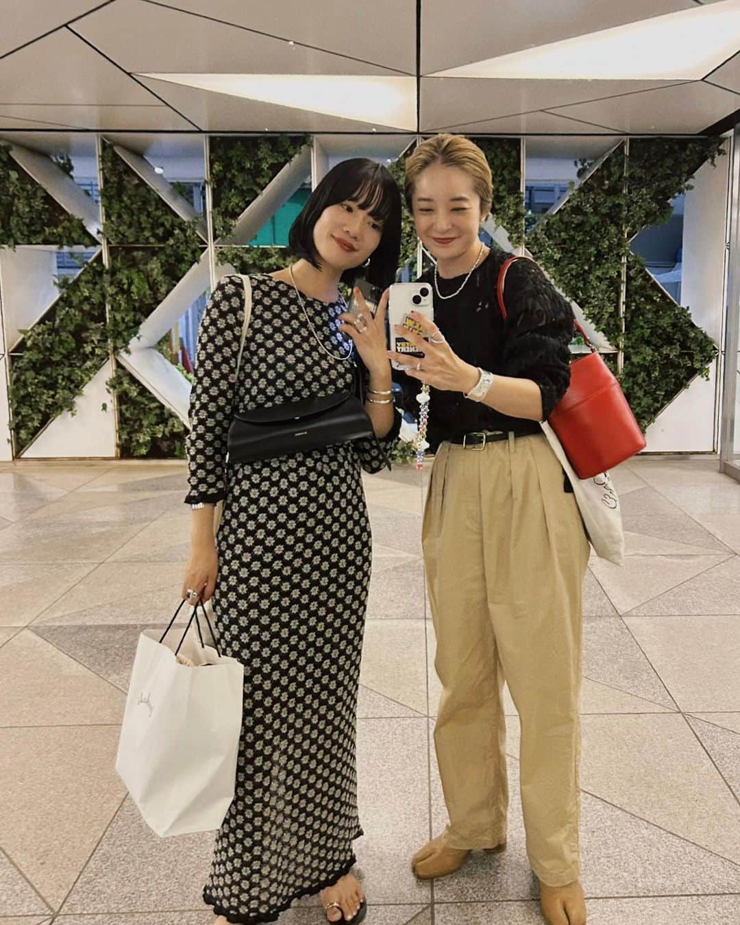 のインスタグラム：「👭🏻👭🏻👭🏻 ⁡ 1週完(byあかね😂) いっぱいしゃべってあっという間に今週が終わってしまったね😇 ⁡ 新宿店オーダー会にご来店いただいたみなさま、ありがとうございました🌿 秋のワクワクがさらに増した1日でした！✨ ⁡ ⁡ #SHENERY_official ⁡#blouse #SHENERY #pants #bag #yahki #boots #maisonmargiela  #fashion #styling #ブラウスコーデ #レースブラウス」