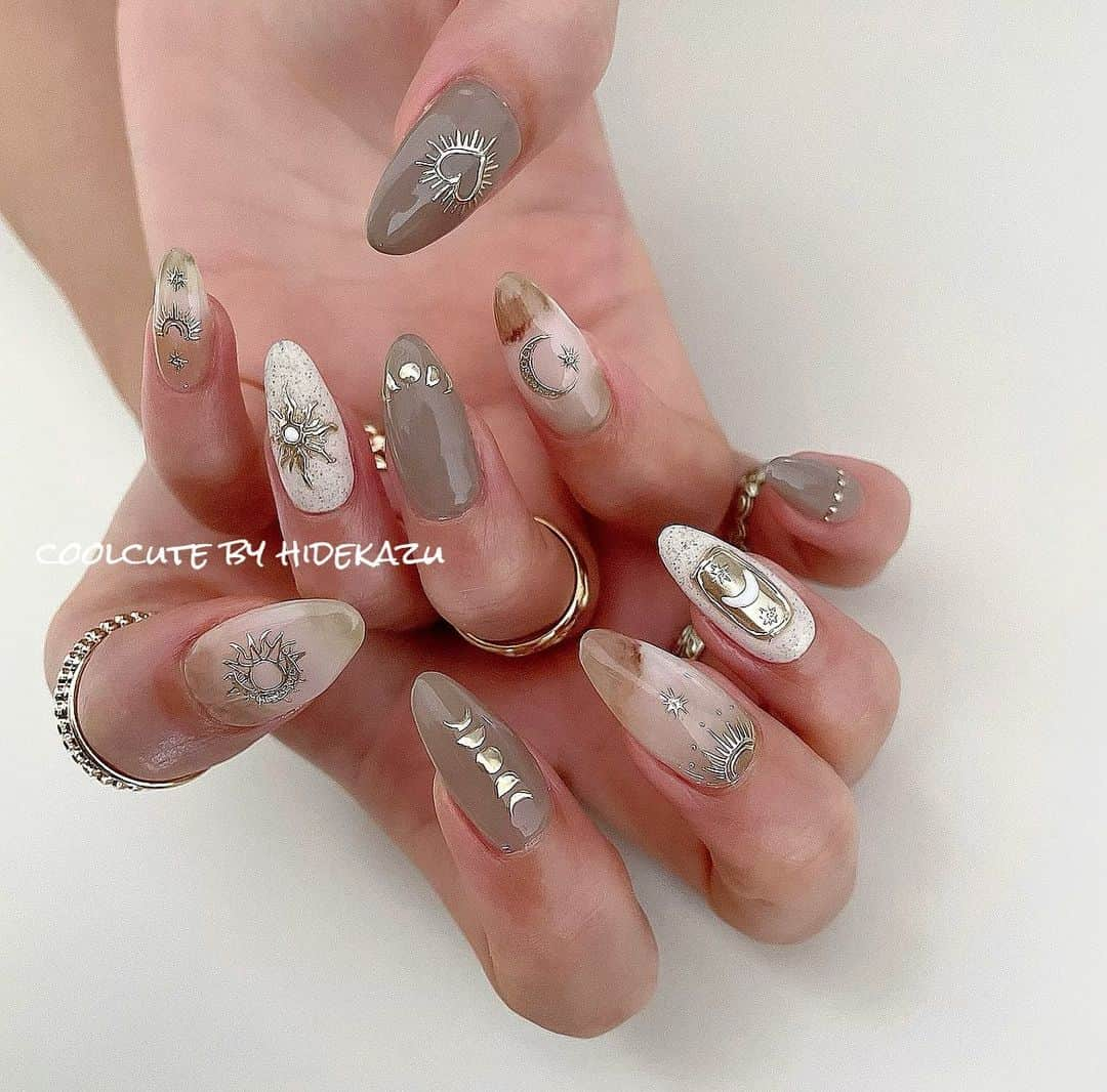 _hidekazu_さんのインスタグラム写真 - (_hidekazu_Instagram)「◇BOHOスタイル ゴールドジュエリーとジュエリータトゥー💅 ・ @raygel.nail_official  @d.nail_offical  ・ ・ ・ ネイル、レッスンのご予約お問い合わせはこちらから⬇️ プライベートサロンCoolCute 中目黒駅徒歩２分  ご予約はLINEより LINE 🆔→「@ghu9662h」 ※@マークを付けたままご検索ください。  もしくはプロフィールの「メール」よりお問い合わせください。 ・ ・ ・ #ファッション#おしゃれ#オシャレ#かわいい#かっこかわいい#coolcute#hidekazu#ネイルアート#ネイル#ジェルネイル#ネイルデザイン#エスニックネイル#ボヘミアンネイル#手描きネイル#天然石ネイル#bohoネイル#ゴールドジュエリー#ボヘミアンスタイル#インディアンジュエリー#ミラーネイル #nail#nails#nailart#nailartist#gelnail#fashion#nailstagram#Instanails#bohemian#boho」8月19日 19時08分 - _hidekazu_