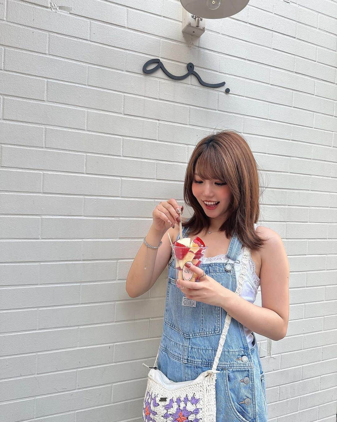 かのあい。のインスタグラム：「念願のりんご飴🍎♡ めっちゃ美味しかった〜！ りんご単体はあんまり好きじゃなくて普段食べへんねんけど、りんご飴はめっちゃ好き！！ もう通いたいくらいっ笑 . #instagood  #りんご飴 #りんご飴専門店  #低身長 #低身長コーデ」