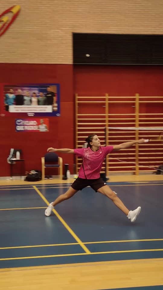 キャロリーナ・マリンのインスタグラム：「Bye, bye Spain... Let's go to the World Championships! ✈️🏸  #PuedoPorquePiensoQuePuedo」
