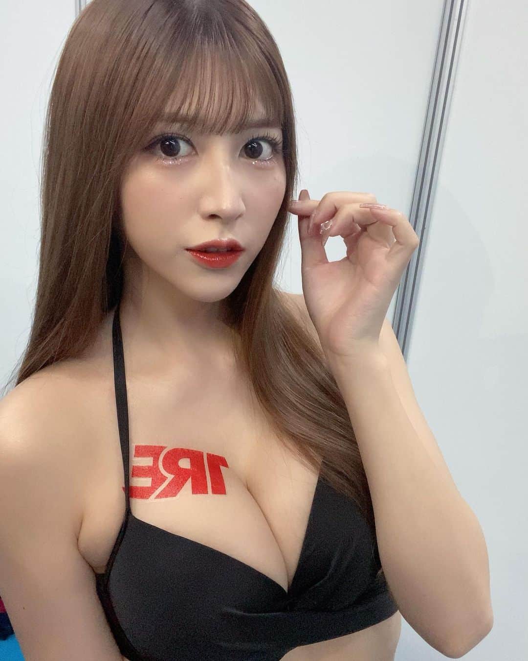 松本鈴香のインスタグラム：「今日で七ツ森りりとしてデビューして 3年になりました〜！！！！ 3周年おめでとうわたし🎊 ⁡ まだ3年なんだ〜もっと長いと思ってた！ って言ってもらうことが たくさんあるわたしだけど 気分はまだまだ新人です、、、笑 ⁡ もっともっとえろくなりたいし もっともっとわたしの武器を増やしたいな〜 ⁡ あとはずっとここ最近言ってきた ファンのみなさんともっともっと 距離が近くなりたいし仲良くなりたいな〜 ⁡ ○○したいな〜ばっかり。笑 ⁡ ⁡ みんながいつもたーくさん 好きを伝えてくれるから 幸せいっぱいな気持ちでお仕事に挑めます。 ⁡ 本当にありがとうございます♡ ⁡ ⁡ まだまだ辞める気ないので ずっと着いてきてくれると嬉しいです みんなだいすきだよー！！！！！ ⁡ 4年目もどうぞよろしくお願いします🤍」