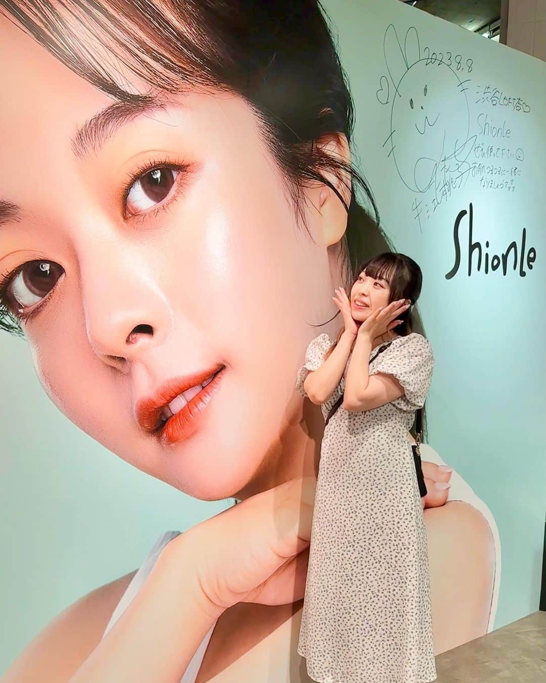 白井佑奈のインスタグラム：「💄  渋谷ロフトで発見！保湿力高めの韓国スキンケアブランド『Shionle』( @shionlejp )に行ってきたよ🥳      ShionLeは「昆布」を原料としたスキンケア製品がメイン✨    それぞれにマコンブエキスという成分が入ってるんだけど、これのおかげなのか使用後のお肌がしっとりする😳💗      ＊マコンブエキス91%配合された拭き取り化粧水は、角質・皮脂ケア。  ＊100%配合された保湿化粧水は、肌の乾燥を防いでくれる。  ＊80%配合された高保湿美容液は、肌にツヤとハリを与えてくれる！     全部試してみたけど、使用後は肌に潤いが戻ってきた感じした🥹❤️    イメージモデルを務めている、ももち(牛江桃子)さんの看板前でパシャリ📸    8/24までPOPUP STOREやってるみたいだし、2階化粧品売り場にも置いてあるからイベントが終わっても買えるみたい😍  ぜひ行ってみてね！   ＊＊＊＊＊＊＊＊＊＊  お仕事依頼はDMへ💌💭 ＊＊＊＊＊＊＊＊＊＊    プロフィールリンクはこちら👉 @yuna_smile0130       #ションリ#韓国コスメ#韓国スキンケア#ポップアップ#渋谷ロフト#渋谷#韓国コスメグッズ#スキンケア#スキンケアグッズ#韓国#ポップアップストア#POPUPSTORE #Korea#PR#Shionle#skincare」