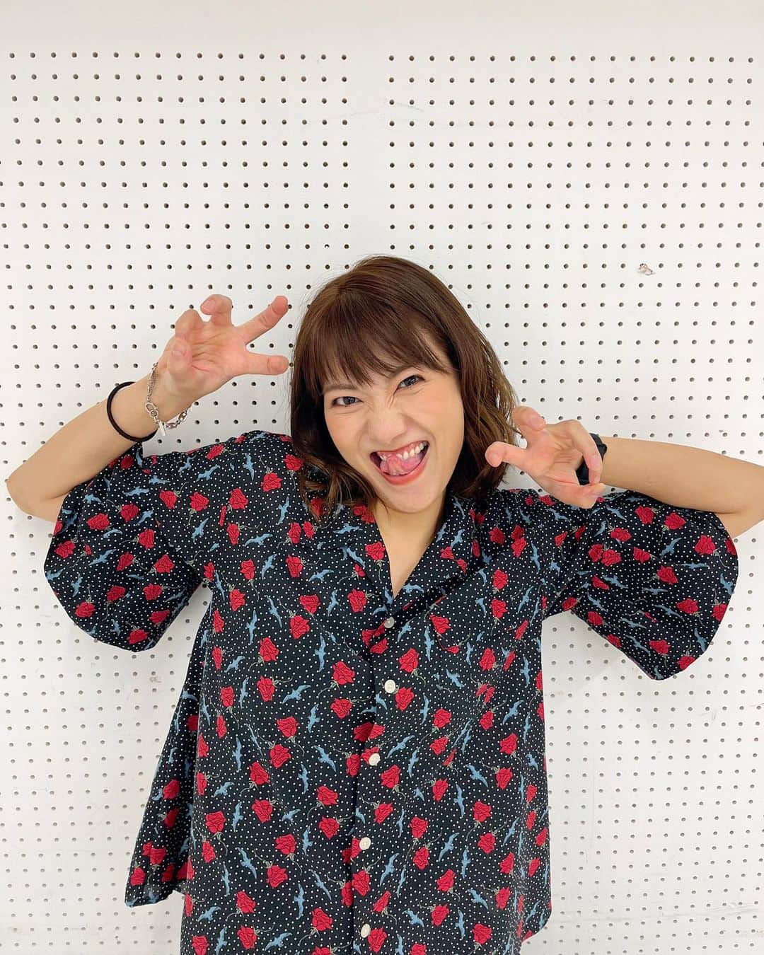 宮澤佐江さんのインスタグラム写真 - (宮澤佐江Instagram)「🤗 最近 @haida_shoko ねぇさんに 『さえはお調子ものだねっ！』と言われてなんだか嬉しかったっ  せいかく：おちょうしもの。←アップデート。👍  お誕生日のお祝いメッセージありがとうございました☺︎ そしてミュージカル『スクールオブロック』開幕しやしたーー🔥🎸」8月19日 19時05分 - sae_3830