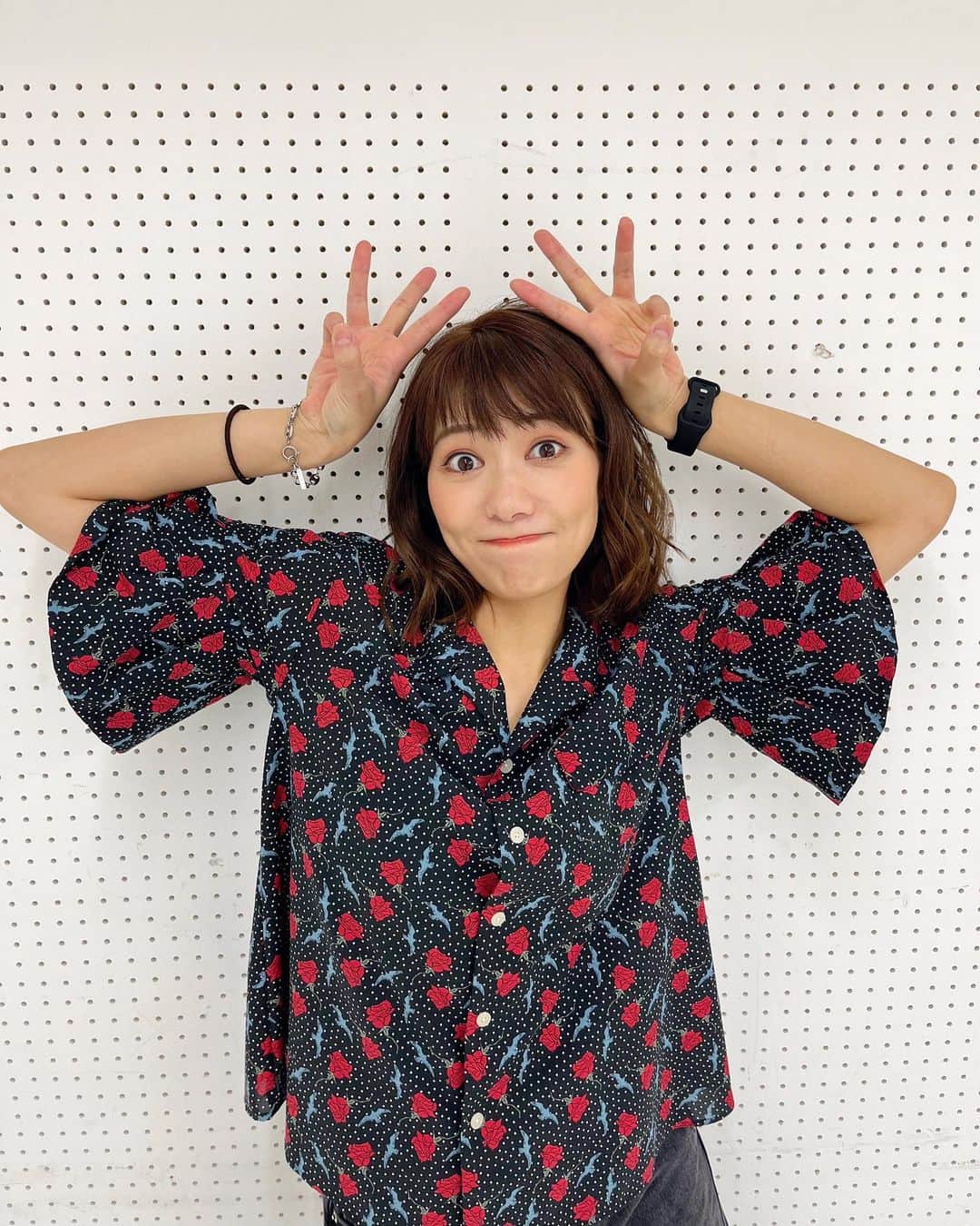 宮澤佐江のインスタグラム：「🤗 最近 @haida_shoko ねぇさんに 『さえはお調子ものだねっ！』と言われてなんだか嬉しかったっ  せいかく：おちょうしもの。←アップデート。👍  お誕生日のお祝いメッセージありがとうございました☺︎ そしてミュージカル『スクールオブロック』開幕しやしたーー🔥🎸」
