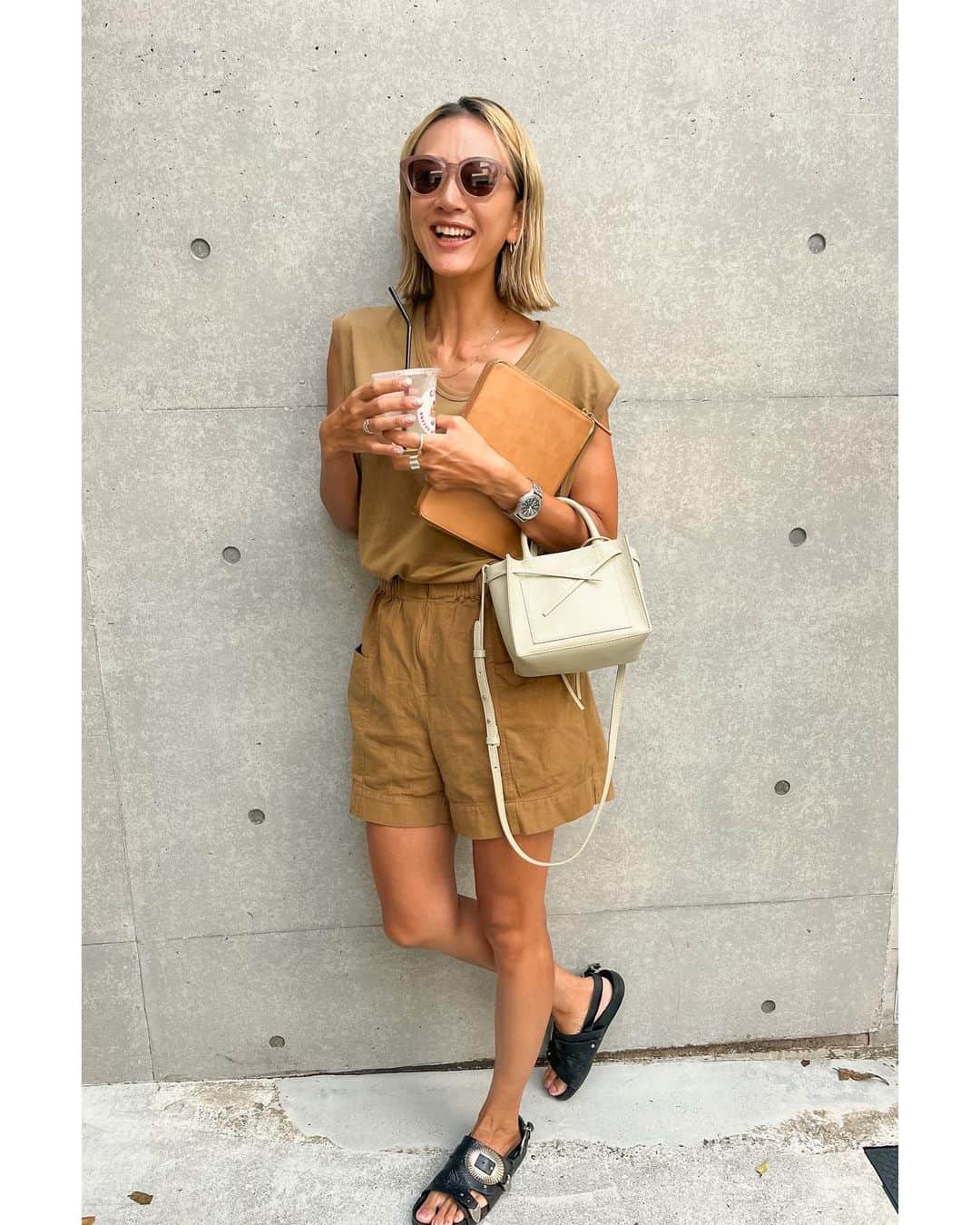 のインスタグラム：「・ 服と同化しそうに焼けてますがw 今年の夏は2色買いしたこのショートパンツばかり 履いてたな　@archi_gibbous   お盆も終わって 少しづつ秋に向かうかな  来週からAWも始まる◡̈ 小さく見えて たくさん荷物入るバックって 最強と思ってる✨ @h.v.f.n」