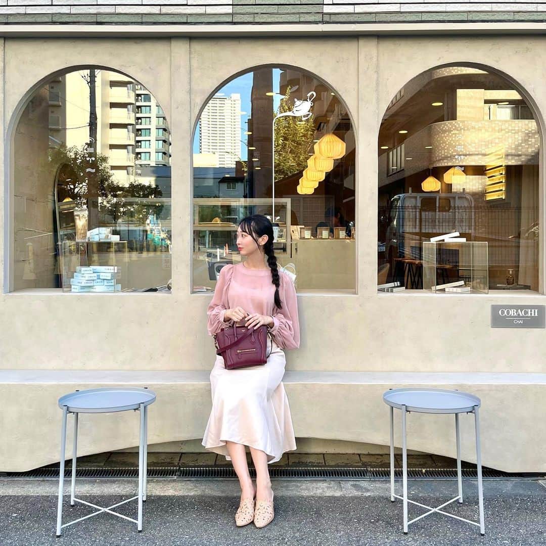 KANAKAのインスタグラム：「お気に入りのピンクのブラウス💗  バルーンスリーブがお上品でかわいい😌  カフェデートにぴったりだった🫶🏼  カラーもたくさんあった！！ZOZO TOWNでセール中なので是非飛んでみてください🕊  #junoah #junoahコーデ #ブラウス #シアーブラウス #夏服 #ブラウスコーデ #カフェコーデ #タイアップ」