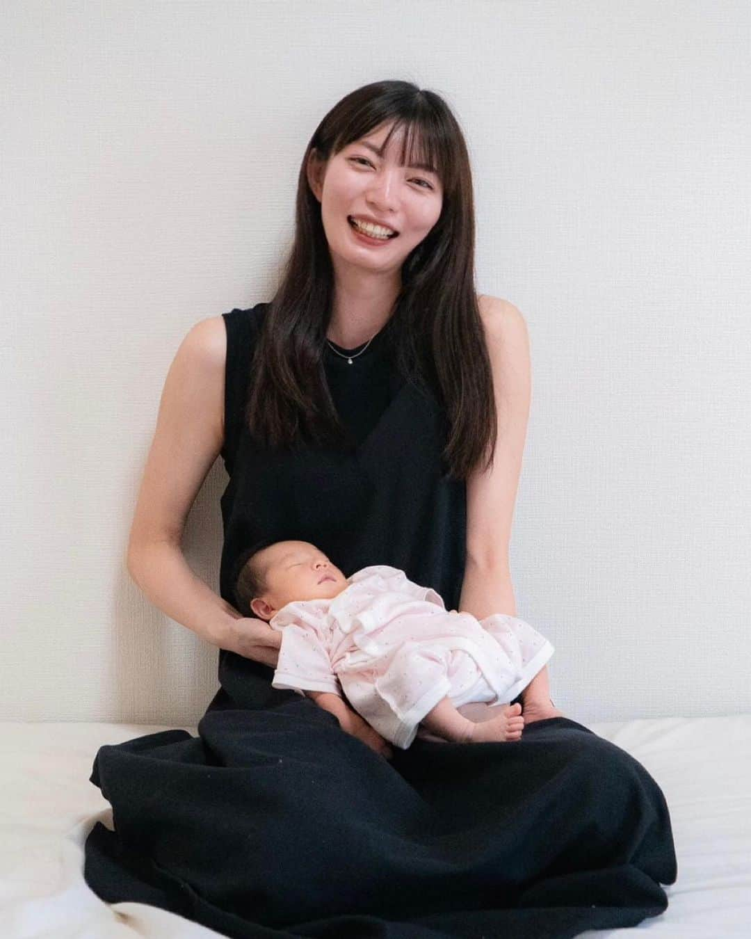 美緒のインスタグラム：「👶🏻☁️🍼  先日、生まれたばかりの赤ちゃんに会ってきました👶🏻 私のいとこの娘ちゃんなのですが、それはもう可愛すぎて1ヶ月のうちに3回も会いにいってしまいました…☁️ 毎日成長していてお顔もだんだんしっかりしてきてとろけます🍼 表情に変化がないように見えて、状況によって全然違う顔をするので、赤ちゃんの表情の違いがわかる女！と自負してしまいます。笑  (日に日におばバカ度が上がっています…しあわせ)  #instadaily #instagood #summer #baby #camera #olympas #olympastough  #夏 #デジカメ #赤ちゃん #誕生  #여름 #데일리 #일본  #귀여워 #일산 #좋아요 #아기」