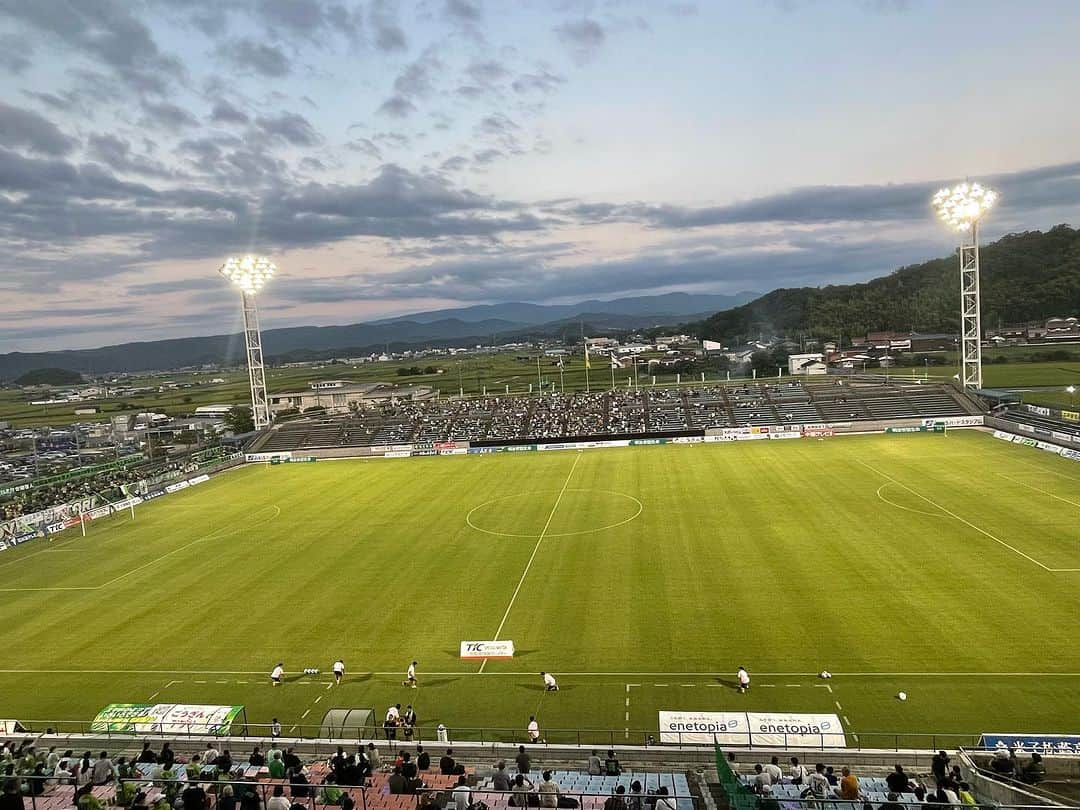 山本隆弘さんのインスタグラム写真 - (山本隆弘Instagram)「明治安田生命J3リーグ⚽️ ガイナーレ鳥取🆚テゲバジャーロ宮崎の試合を観戦🏟️ #明治安田生命j3リーグ  #鳥取情報センター  #プレゼンツ #ガイナーレ鳥取  #ホームゲーム  #axisバードスタジアム」8月19日 19時06分 - yamamototakahiro5