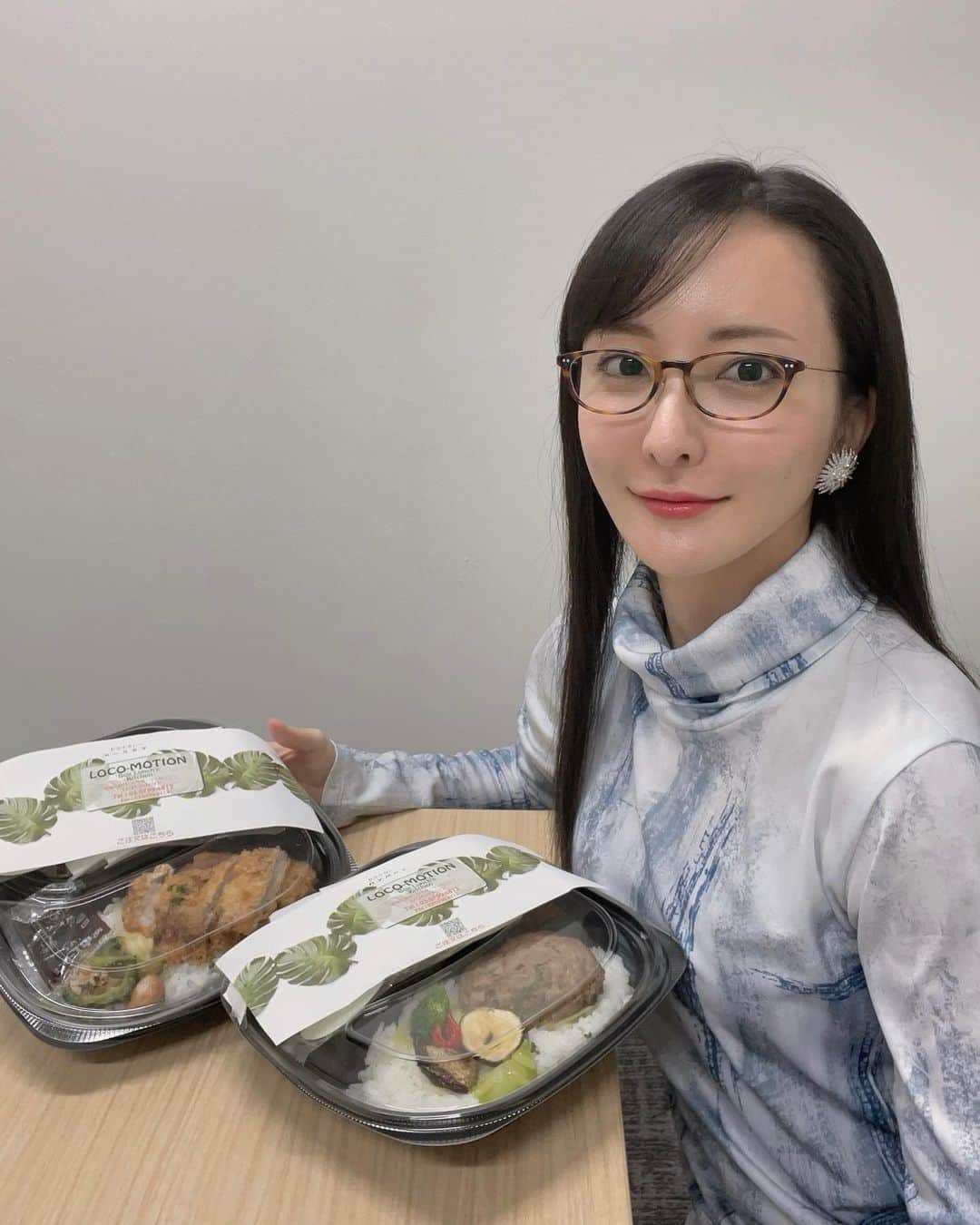 松澤千晶のインスタグラム：「すみません、インスタ久々になりました。  と言っても、お弁当くらいしか載せるものないのですが。笑  美味しいカレー。カツカレーかハンバーグカレーで悩んでいます🍛  #LOCOMOTION #お弁当」