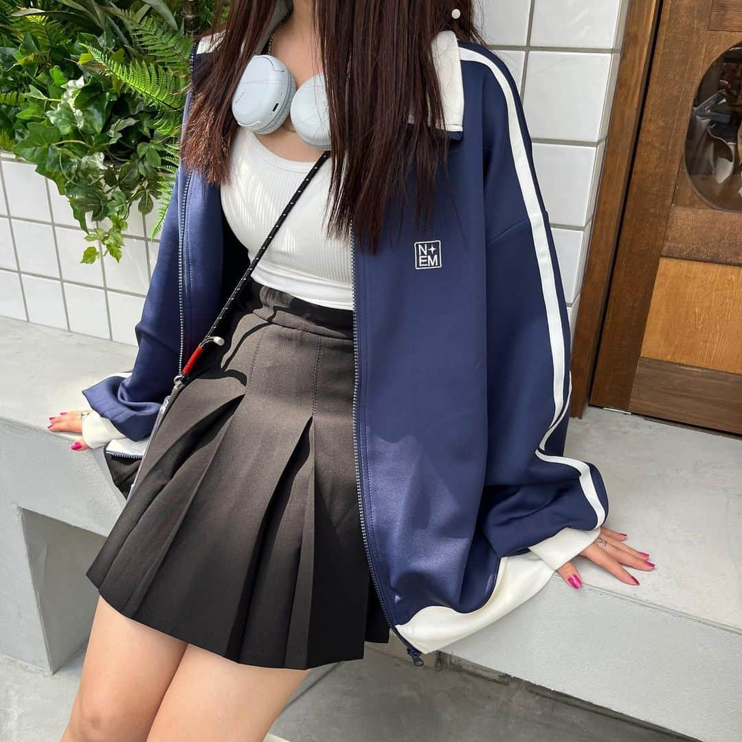 nemneさんのインスタグラム写真 - (nemneInstagram)「《　販売まであと10日🐇  nemne AW collection - track jacket - 》  大反響頂いておりますAWコレクション、トラックジャケット 🪵  この春大人気だったトラックジャケットが、この秋リニューアルして登場致します🌿  首元や裾はリブ仕様に、シルエットも袖にボリュームを出すなど、絶妙にこだわりました。  そして日頃の皆様への感謝の気持ちを込めて、¥2,995というプチプラ価格でご用意しております。  さらに今回はS.M.Lの3サイズ展開。  皆様からのご希望にお答えして、高身長さんや、メンズでも着用可能なLサイズもご用意いたしました 🤍  coming soon ... !  .  🌿【3サイズ展開】ワンポイント刺繍入りトラックジャケット price ：￥2,995（tax in） アイテム品番：NM1681 サイズ展開：S.M.L 販売日：8/28  20:00 -  .  #ootd #outfit #fyp #着回しコーデ #おすすめ #プチプラ #韓国ファッション #韓国コーデ #秋コーデ #秋服 #nemne  #おねんね倶楽部」8月19日 19時17分 - nemne_store