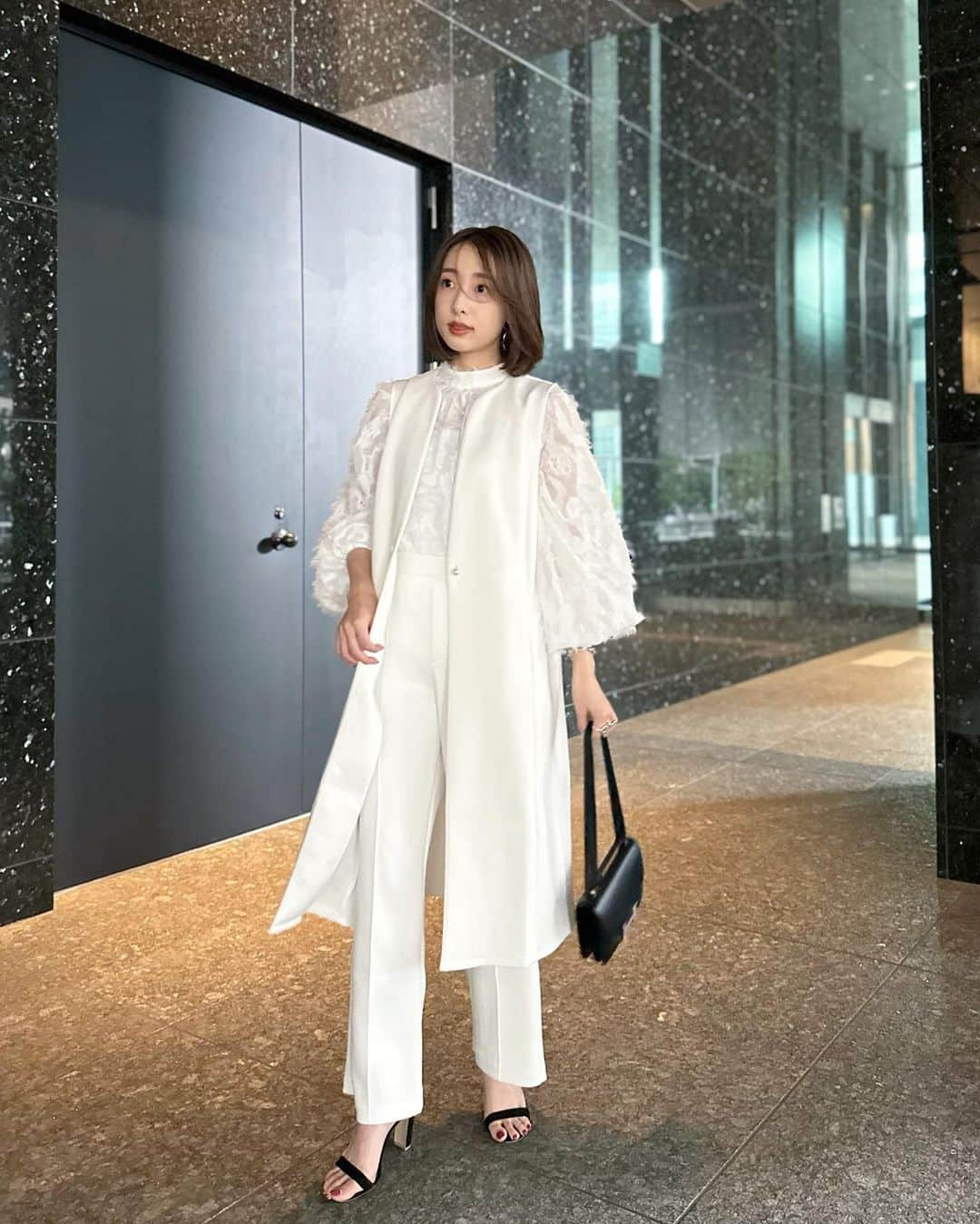 冨張愛のインスタグラム：「All white🕊️ お盆過ぎたら、少しずつ秋物を。 今年はクリーンな白も着たくなります🤍 セットアップは着心地良く大好きなダンボール素材。 ジレはしっかりと丈感があり落ち着いた印象に、 ポケット付きの機能性も嬉しい◎ パンツはセンタープレスが女性らしくきれいめに着られるので色んなトップスと合わせやすいです🦋 秋冬のお洋服がとても好きなのでワクワクする季節がやってきました😚📚 * setup ... @urs_official  blouse ... akte #urs #ユアーズ #urs_styling #urs_official #タイアップ #ダンボールパール釦ロングジレ #ダンボールセンターピンタックワイドパンツ #大人コーデ」