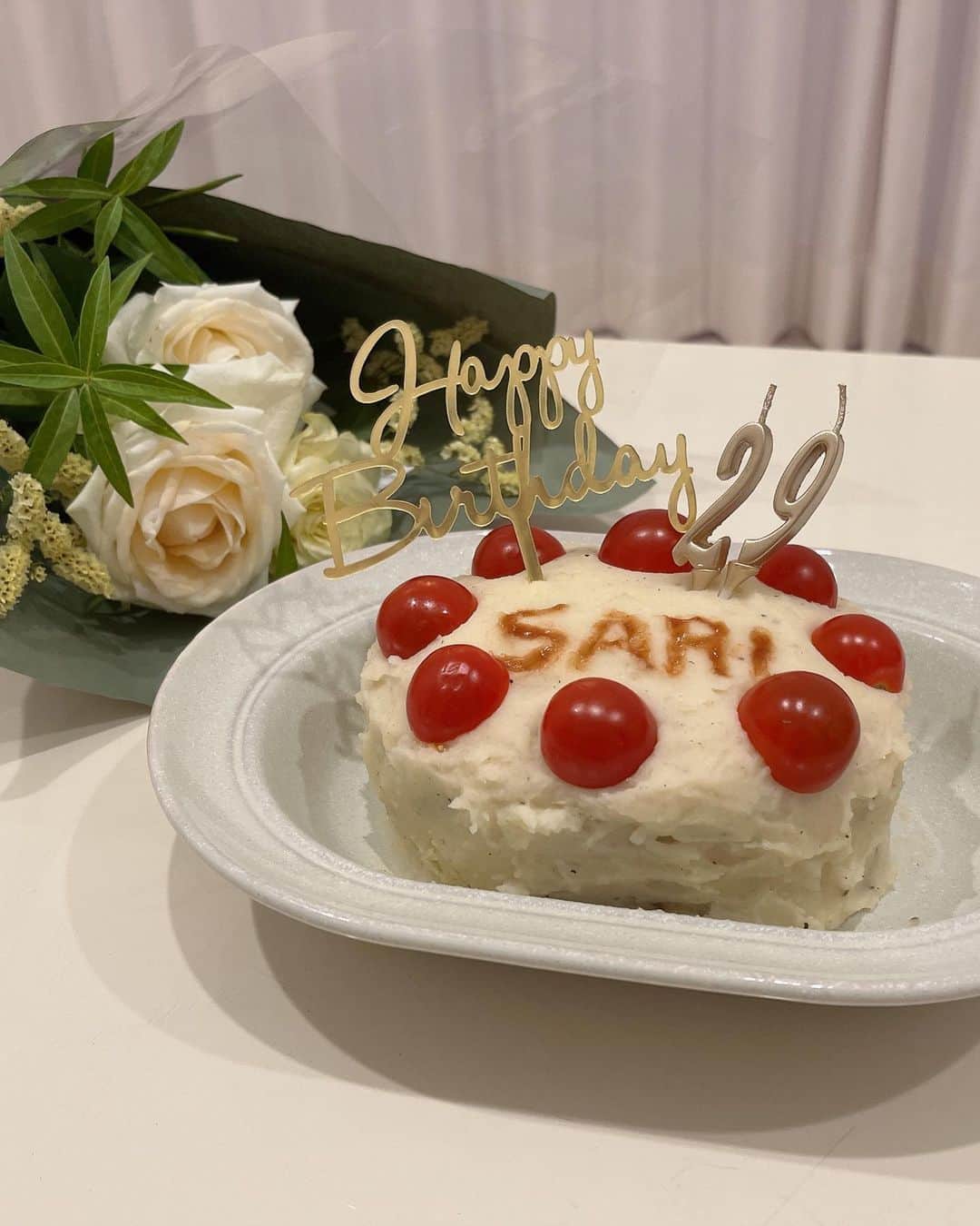 住田紗里さんのインスタグラム写真 - (住田紗里Instagram)「幼稚園、小学校から一緒の大好きな幼馴染が誕生日のお祝いをしてくれました🥳 このケーキ、ハンバーグをマッシュポテトでコーティングしたものなんです。 嬉しくて嬉しくて、、、 しばらく余韻に浸っておりました。かけがえのない友人達に感謝しかないです。 ありがとう✨ 心のこもったハンバーグケーキは、言葉にならないくらい美味しかったです。  ということで、 先日29歳になりました〜😊  #幼馴染 #幼稚園#小学校から一緒 #20年以上の仲 #本当にありがとう #ハンバーグ と #マッシュポテト の#ケーキ #美味しすぎる #29歳になりました #29#29歳#29yearsold」8月19日 19時12分 - sarisumita_ex