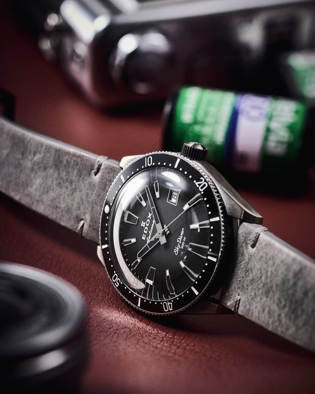 エドックスのインスタグラム：「#スカイダイバーコレクション SKYDIVER DATE AUTOMATIC LIMITED EDITION  スイス軍のパラシュート部隊のために極秘に作られたミリタリーウオッチの復刻コレクション。  経年変化を楽しめるレザーストラップは、時を刻むほど味わいのある仕上がりに。  ___ #EDOX #エドックス #高級腕時計 #防水時計 #ミリタリーウォッチ  #パイロットウォッチ #限定時計 #swissmade #swisswatch #thewaterchampion」