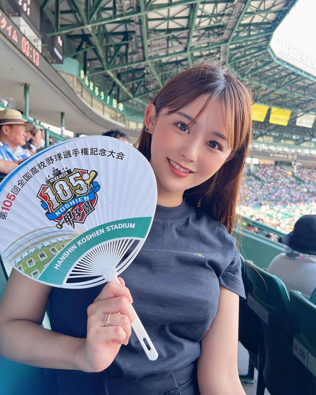 erinaのインスタグラム：「. .  甲子園で青春を感じてきました⚾️ 金属バットの音とブラスバンドの演奏ってなんでこんなにも心地がいいんだろう . すごく暑いかと思ってたけど風が吹いてお昼寝しちゃいそうな天気でした🌻 準決勝も決勝もすごく楽しみ！！！ . . . #高校野球 #甲子園 #野球観戦」