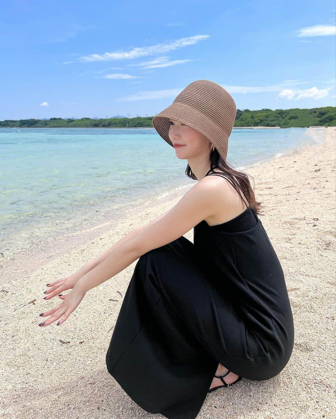 ERIKOのインスタグラム：「人生2度目の石垣島🌴✨  とーっても綺麗な海と温かい町の人たちと 美味しいご飯と綺麗なホテルで すごくいい思い出になりました🫶🏻  2日目に行った竹富島の海が本当に綺麗だった✨ 竹富島についてすぐに友利観光さんで自転車を借りて(予約なしで借りれました) 島をサイクリング🌴  コンドイビーチと西桟橋へ🚲  ハイビスカスの写真は、島のおじいちゃんが撮ってくれました🌺♡  ホテルや別日の事はまた後日投稿します🫶🏻  この日のコーデはワンピも帽子も @grl_official です🤍  @t.rina1002 毎年ありがとう🥰  #石垣島 #石垣島旅行 #竹富島 #竹富島旅行 #竹富島観光 #石垣島観光 #石垣島グルメ #コンドイビーチ #西桟橋 #サイクリング #GRL #グレイル #GRLコーデ」