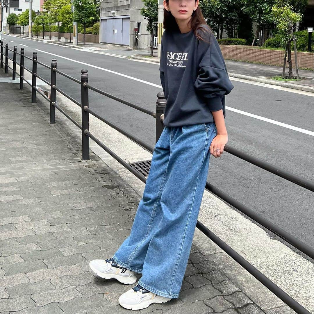Nagiのインスタグラム：「まだまだ暑いけど  秋物を♡  @ungrid_official のスウェット ゆるいデニムにあわせて☺️  涼しくなる前にあと何着かスウェット欲しいな  tops. #ungrid  bottom. #dholic shoes. #lacoste   @ungrid_staffsnap #code#fashion#コーデ#ファッション#カジュアル#カジュアルコーデ#デニム#スニーカー#スウェット」