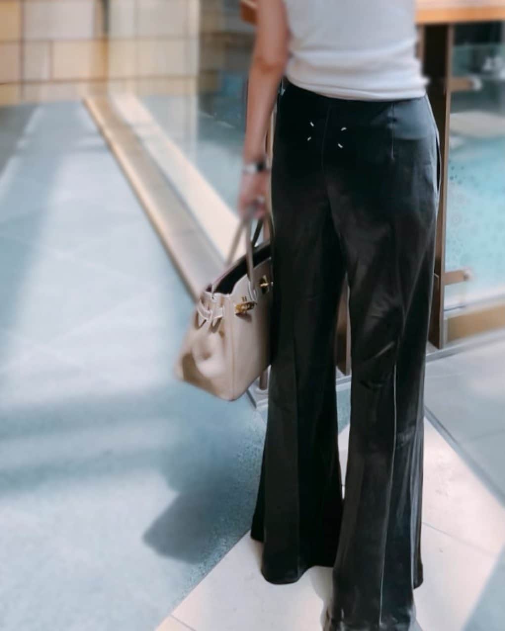 のインスタグラム：「🖤🤍  食事会へ  お客様ご夫婦と。 旅行も一緒に行けたらいいですねというお話も。 楽しかった。しかし楽しんでもらえるように、自分も楽しむために全力注いだ結果、とてつもなく疲れちゃった。  #ootd #maisonmargiela  #hermes #」