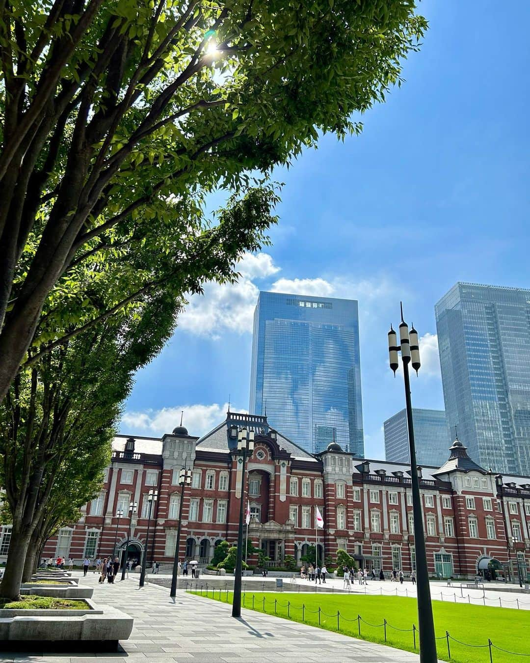 marikoのインスタグラム：「2023/8/18 朝イチの新幹線に乗って 東京へ行きました🚄 前から欲しかった靴が 西荻窪のお店で予約販売、 迷いに迷って予約を取り、 そのためだけに東京へ…贅沢〜😂✨ 丸一日だけの東京旅、 どうせ行くなら充実させたくて たくさんリサーチしました❣️  午前8:26分に東京駅到着🚄 まずは重厚で豪華な駅ビルを🤳 てか東京暑い🥵😂 皇居に近いスタバで休憩☕️ 八重洲口にある東京大丸で ニューヨークキャラメルサンドを 開店前に並んで(先頭だった(笑) 無事に買えてホッとする暇も無く、 鳩サブレ売ってるやん🐦😍 これも買い込み、 急いでコインロッカーに 放り込んで10:16の中央線に乗って 西荻窪駅へ🚃 この乗り換えだとかホーム探したり、 がもっとスムーズに行くと良いのに😚  靴もとても良いのが見つかって👞😍 そこから表参道にある、 コーラルアンドタスクのお店へ🚃 Googleマップ見ながら歩くのに 迷子になりかけた😭 碁盤の目に慣れてる者に東京はちょっと 難しいねぇ🤔そして暑くてたまらん😂 表参道はハイブランドが並んで セレブな雰囲気… だけど歩道が凸凹していて歩きにくい💦 20代の時以来だけど もっと素敵やった記憶あるんよね🤔 雑然とした感じを受けてちょい残念😂 でもかわいいクッション買えてホクホク🎵  そこから東京に詳しい博多住みの友達に 教えてもらった、北青山にある ウィーン料理のお店で特大の スフレをひとりで平らげました😋 お店の雰囲気も落ち着いてて とても良かったです😍  美味しいもの食べてお腹も満たされた😁  表参道を原宿駅までてくてく🚶‍♀️ 山手線に乗って東京駅へ🚃 そこから、はとバス🚌 完全なるおのぼりさんや〜😂 でもそのコースは東京タワーに 登れるし🗼あちこち回ってもらえるから 手っ取り早く旅を楽しむには最高✨  そのあとは 『千疋屋さんで桃パフェ食べる🍑』 と言うミッションがあり(笑) だいぶ疲れていたのでタクシーで 日本橋の本店へ… でも閉店時間やったみたい😭 そのまま松屋銀座の千疋屋へ 行ったものの、イートインは無い😭 松屋銀座のインフォの綺麗な方に 銀座千疋屋を教えていただき、 慌てて早歩き💨 なのにここでも閉店時間😭 ちゃんと調べて行ったのに、 閉店時間早まってたのかな💦 結局また東京駅戻ってKITTEの 千疋屋さんでやっと桃パフェ🍑😍 桃のクオリティ高すぎ君やー😍  で、結局銀座の千疋屋に フラれまくって私は銀座に 何しに行った⁉️😂  ここで新幹線で帰ったら私の旅は 文句無しやったのに、新幹線代を ケチって夜行バスで帰ることに🚌 いやまぁ乗ってみたい気持ちも あったのだけど、本当にしんどかった😂 寝たのか寝ていないのか分からず、 ヘロヘロで京都へ帰ってきました😂 でも安全運転で夜通しの運転💦 夜行バスのスタッフさん達には 頭が下がります🙏  朝から夜までの東京半日旅、 どこまでもひしめくように 建ち並ぶ住居やビル群🏙️ 刺激的で圧倒されました😂 今度はゆっくり行きたいわ✨  #東京 #tokyo #東京観光  #東京駅 #銀座千疋屋 #桃パフェ #coralandtusk  #カフェラントマン #東京タワー #ザルツブルガーノッケルン  #富士山」