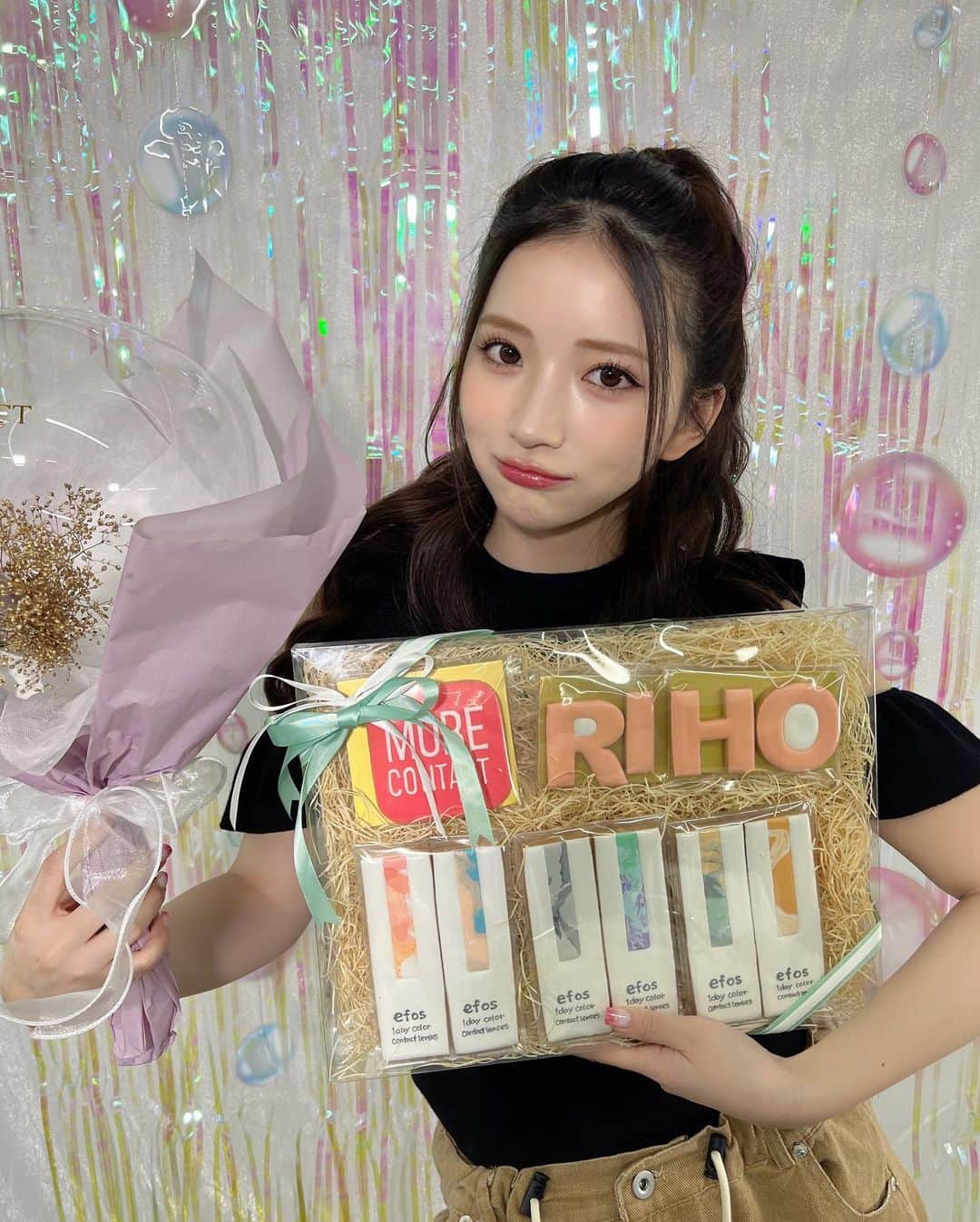 南りほさんのインスタグラム写真 - (南りほInstagram)「@efos.contact @morecontact_official @morecon_rakuten Live見てくれた方々ありがとうございました🙇‍♀️🩷  モアコンのスタッフさん達からアイシングクッキーのプレゼントを頂いた😭🤍 これ私が持ってるの全部クッキーなんだ😍すごすぎる、、可愛すぎて食べれないから飾ろうかなと思ってますw  新色もまた楽しみにしててね、、、👀🤔🩷 楽天リアルタイムランキング1位もありがとうございます😍❤️‍🔥  ちなみに写真で着けてるのはブリーズブラック👀🖤うるうるちゅるんちゅるん💎」8月19日 19時27分 - minami.riho