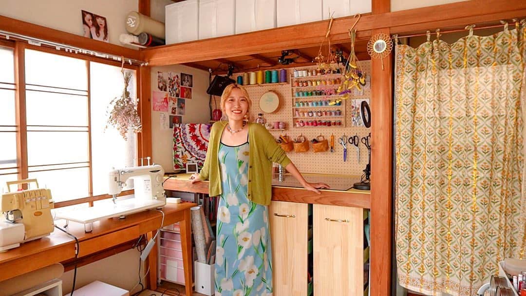 くまみきのインスタグラム：「新しい部屋からこんばんは🐒🧡  今日でYouTubeチャンネル開設して10年になりました🥳 いつも応援してくれるみなさんのおかげです！ありがとうございます😊 何かが続いたことってなかったから目標の10年続けられて嬉しい！  これからは新しくなったDIYルームで”自分だけのカワイイ”を作っていきます💪✨おったのしみに〜！  2枚目はYouTube初期の最高潮派手派手期な私😜🧡 この先どんな風になっていくんだろうね〜🐒 カワイイかっこいいおばあちゃん目指して生きていきます✨ これからもどうぞよろしくね😊🧡  #YouTube #10周年 #ありがとう」