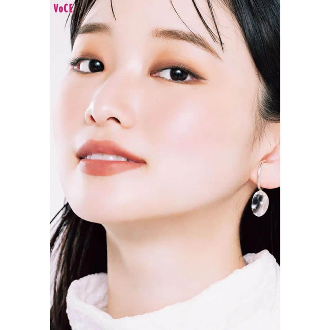 月山京香さんのインスタグラム写真 - (月山京香Instagram)「. VOCE 9月号「一重さんのためのアイメイクBOOK」💕💕💕  皆様お手にとって見ていただけたでしょうか！ 一重まぶたにフォーカスする企画に携われた事本当に嬉しく思います！ 自分の目元にもっと自信を持てるメイクをみんな是非参考にしてみて☺︎ 今回は @yukarihayashi さんメイク！全部写真撮ったんだ〜〜私も参考にしてます♩  #voce #一重メイク」8月19日 19時23分 - i_am_kyoka_yade