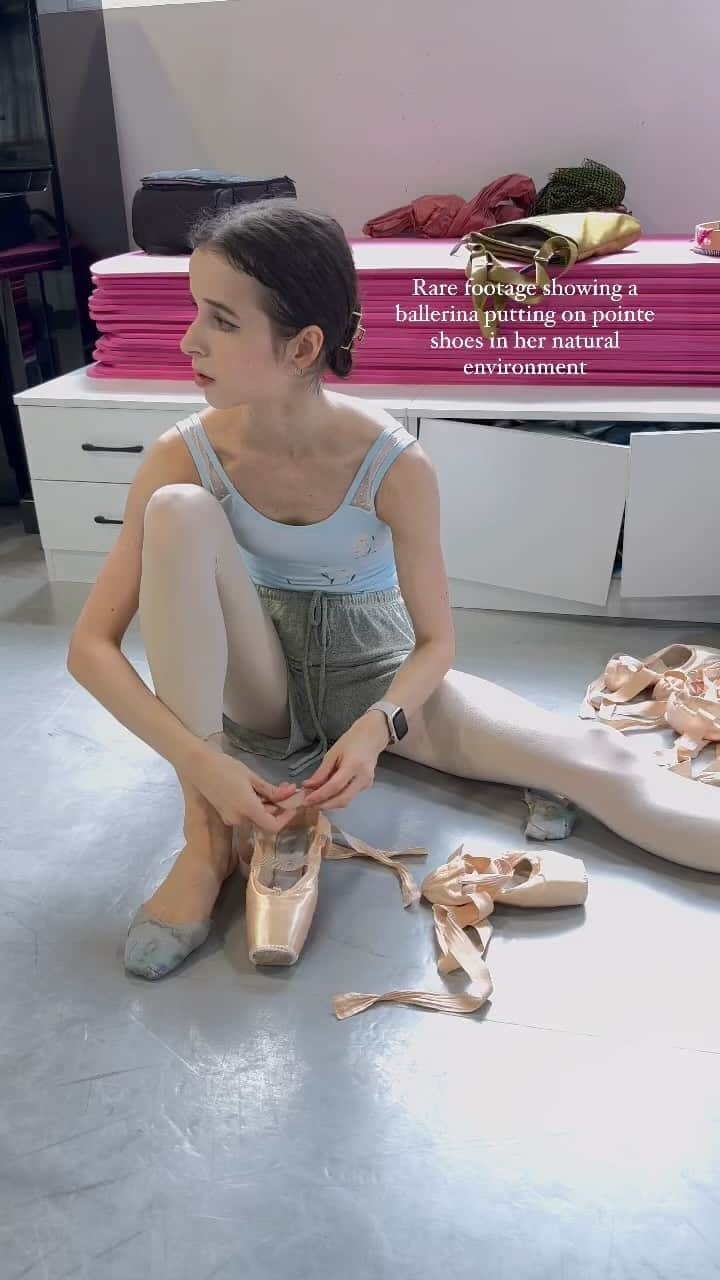 マリア・コーレワのインスタグラム：「Rare footage alert 🚨 Masha in her natural habitat!!! 🩰  Honestly this video makes me cringe a little bit but it also shows something true about me and I think about ballet life as well so I decided to go for it and post it alongside some of the words that always manage to keep me going no matter how hard it gets. Of course ballet is about self-doubt, millions of questions and battles with insecurities which you may sometimes lose or win. But true emotions, getting to know and to reveal your true identity through ballet is so worth it, worth every single drop of sweat ❤️ P.S. My pointe shoes are as always Serenade Strong by @bloch_eu @blochdanceusa」