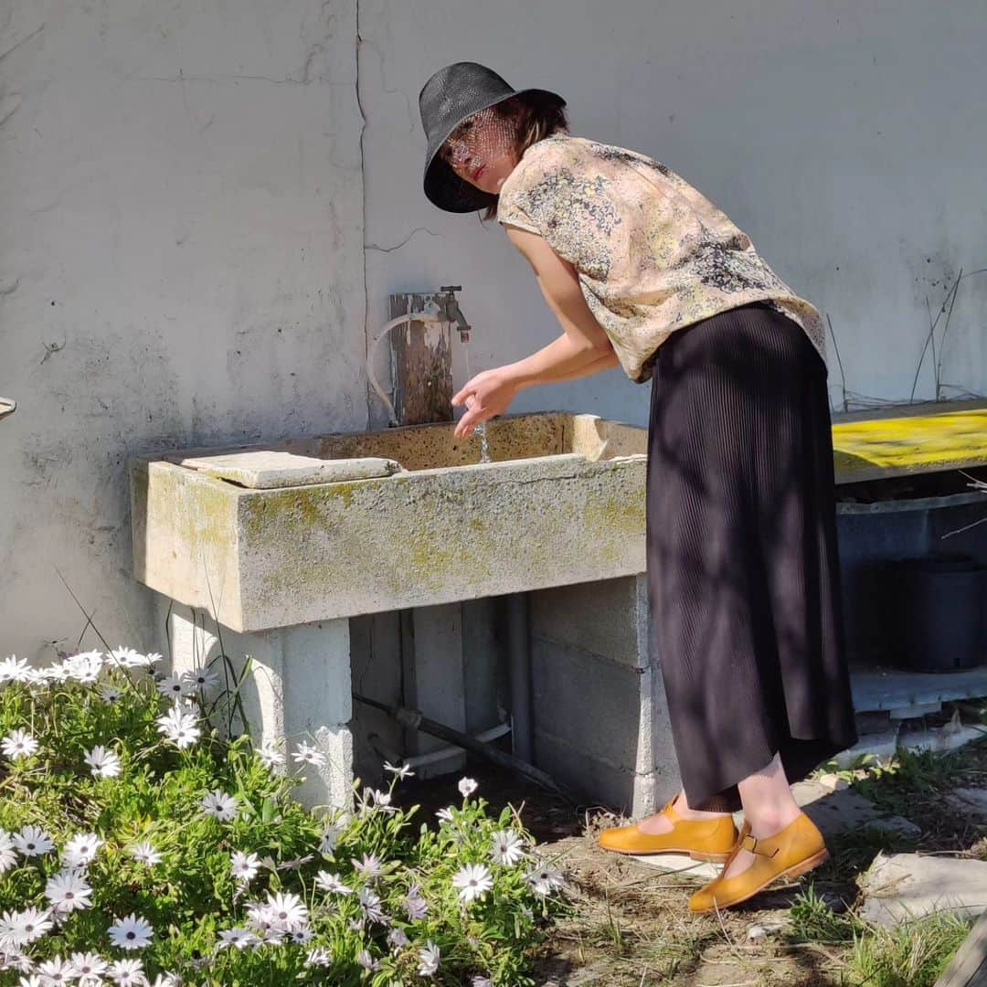 ラボッテガーディアンのインスタグラム：「Se rafraîchir sous le soleil d'août, Gardant les pieds au sec, New arc   #haiku #summershoe #handcraftedinfrance  #camargue」