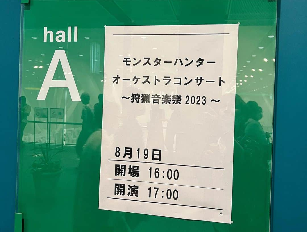 ひらのっちさんのインスタグラム写真 - (ひらのっちInstagram)「初めてのモンハン狩猟音楽祭！国際フォーラム満席すご！初のオーケストラコンサートで素人ながら生音の迫力がゲームと全然違くてカッコ良すぎました！マガド曲、カーナ曲、3rdの生命ある者へ等好きな曲多くて楽しかったー♪ハンターシートの特典扇風機かわいーw #狩猟音楽祭 #狩猟音楽祭2023 #モンハン #狩猟音楽祭オーケストラコンサート #国際フォーラム #サンブレイク #モンハンライズ  #モンハン好きと繋がりたい #オーケストラ #オーケストラコンサート」8月19日 19時35分 - hiranocchi