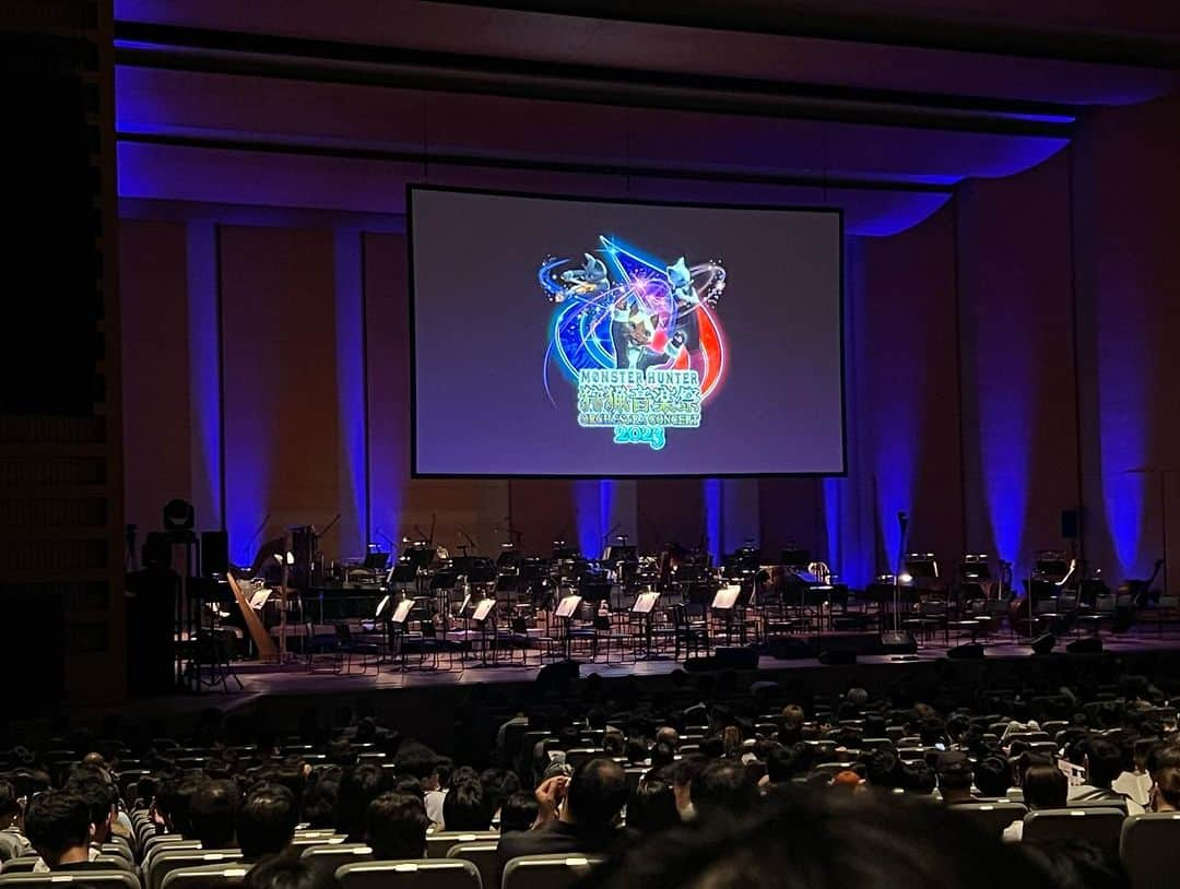 ひらのっちのインスタグラム：「初めてのモンハン狩猟音楽祭！国際フォーラム満席すご！初のオーケストラコンサートで素人ながら生音の迫力がゲームと全然違くてカッコ良すぎました！マガド曲、カーナ曲、3rdの生命ある者へ等好きな曲多くて楽しかったー♪ハンターシートの特典扇風機かわいーw #狩猟音楽祭 #狩猟音楽祭2023 #モンハン #狩猟音楽祭オーケストラコンサート #国際フォーラム #サンブレイク #モンハンライズ  #モンハン好きと繋がりたい #オーケストラ #オーケストラコンサート」