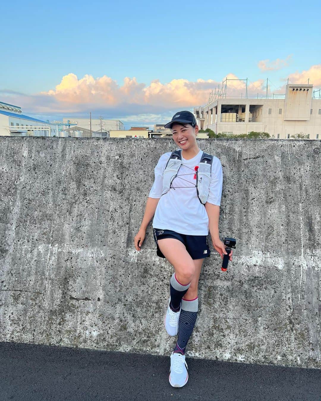 中村優さんのインスタグラム写真 - (中村優Instagram)「いつも朝スタートのしずゆるロケですが、今月は暑さ対策の一つとして試しに16時スタートで走りました✨ロケ時間が長いのでいつもはなるべくロングタイツ履いてましたが、今回スタート時にはだいぶ日差しが和らいでいたので、ショートパンツスタイルに🏃‍♀️  @sockwell_jp のハイソックス合わせました🧦✨❤️‍🔥 スポーツ着圧シリーズは、アーチサポートや着圧機能があってランニング時にもピッタリ。メリノウール×バンブーで蒸れなくて快適です🙌🏼 登山やゴルフにもよさそう🙆‍♀️  見てくださってる皆さんが使える10%offのクーポンをいただいたので、気になる方はぜひ🧦✨ クーポンコード　【swpr0__nkmr_yu】  #sockwell #ソックウェル #着圧ソックス #メリノウール#セルフケア #sockwell_PR #脚ケア#run#running#優run#ランニング#ランナー」8月19日 19時27分 - nkmr_yu