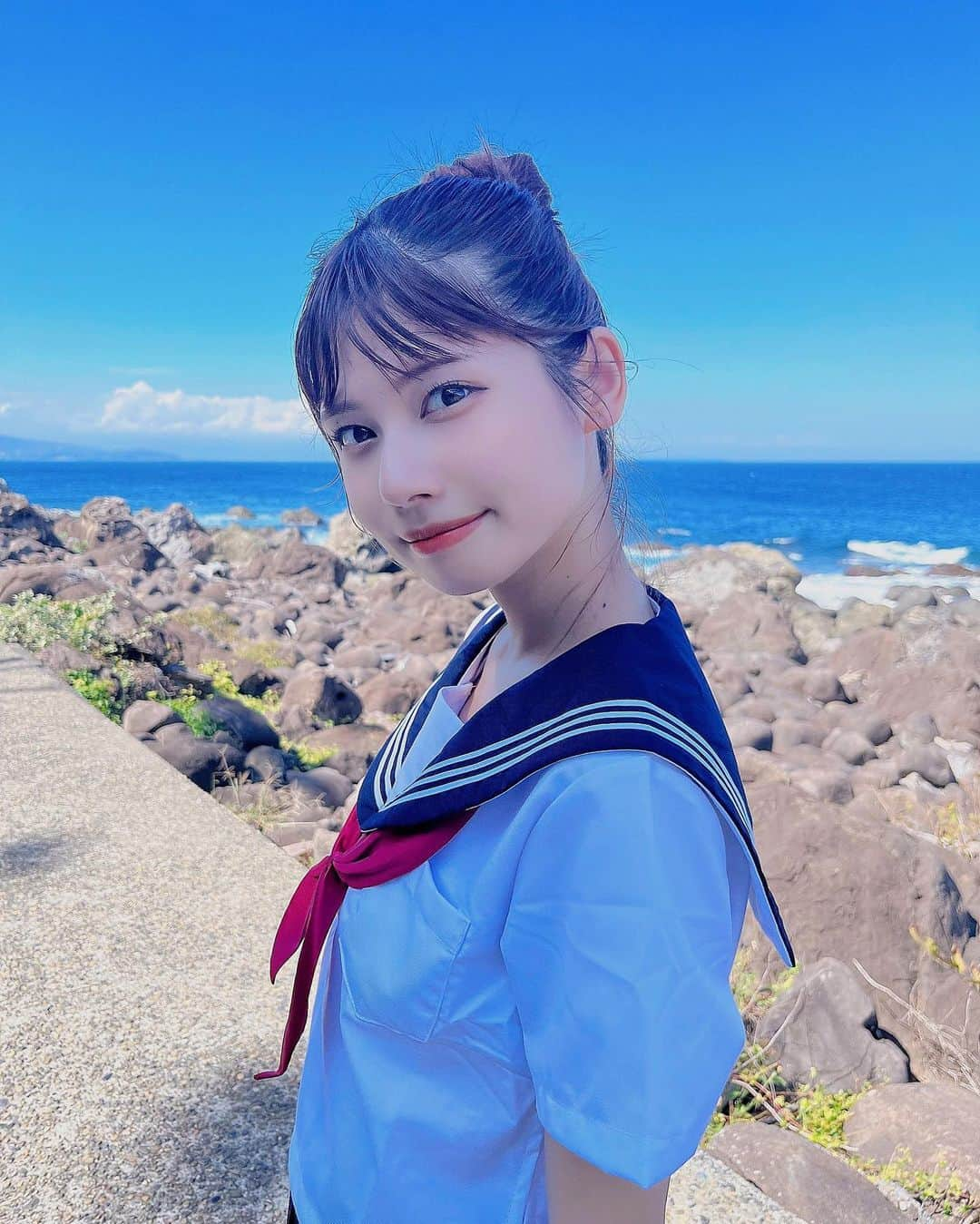 鹿目凛さんのインスタグラム写真 - (鹿目凛Instagram)「夏の海とセーラー服を撮りたくて、 セーラー服着ちゃいました💛  (プライベート撮影)(母が撮影)  #でんぱ組inc #鹿目凛 #ぺろりん #セーラー服 #海 #夏 #初島 #作品撮り #青空 #静岡 #熱海 #島 #島観光」8月19日 19時31分 - kaname_rin