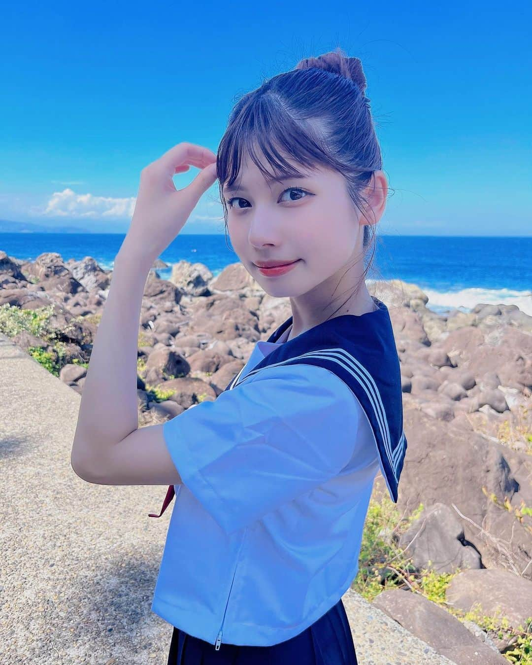 鹿目凛さんのインスタグラム写真 - (鹿目凛Instagram)「夏の海とセーラー服を撮りたくて、 セーラー服着ちゃいました💛  (プライベート撮影)(母が撮影)  #でんぱ組inc #鹿目凛 #ぺろりん #セーラー服 #海 #夏 #初島 #作品撮り #青空 #静岡 #熱海 #島 #島観光」8月19日 19時31分 - kaname_rin