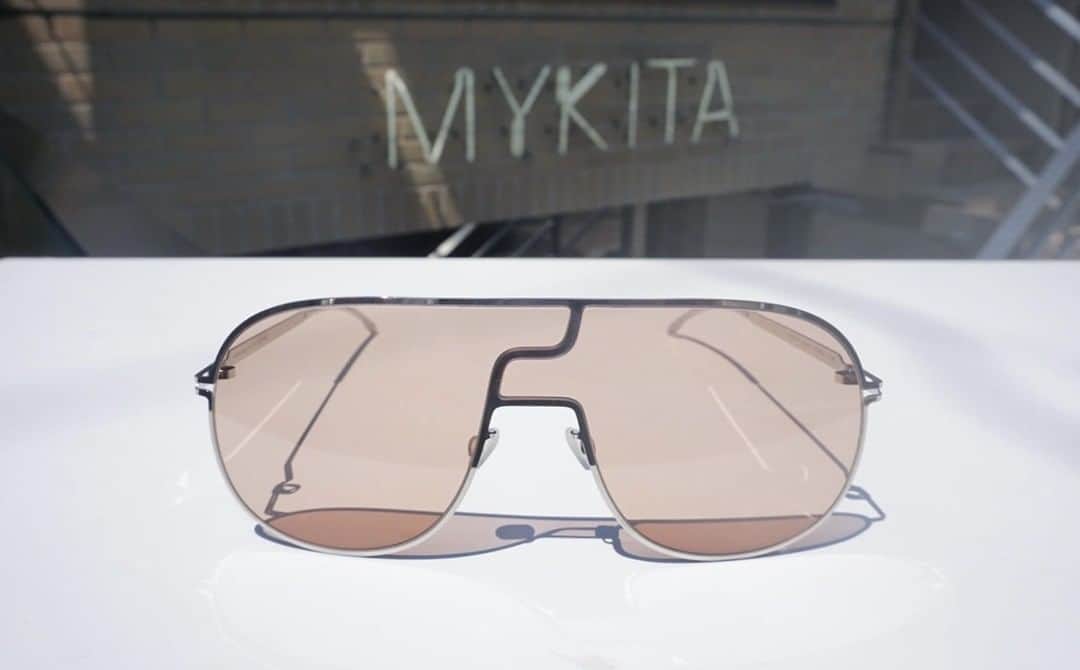 MYKITA SHOP TOKYOのインスタグラム：「【STUDIO 12.1 Shinysilver/Nude solid】  アビエーターのシルエットにアシンメトリーのレンズが個性的なシールドタイプのサングラスです。 レンズカラーはブラウンに少しオレンジを足したような、温もりのある暖色系。 他の人とはかぶらないサングラスをお探しの方にお勧めしたい一本です。  STUDIO 12.1 Shinysilver/Nude solid  These shield-type sunglasses have a unique aviator silhouette and asymmetrical lenses. The lens color is a warm color like brown with a little bit of orange added. We recommend this pair to those who are looking for a pair of sunglasses that are different from others. _____  #mykita  #mykitastudio  #sunglasses  #sunglassesfashion  #マイキータ  #サングラス」