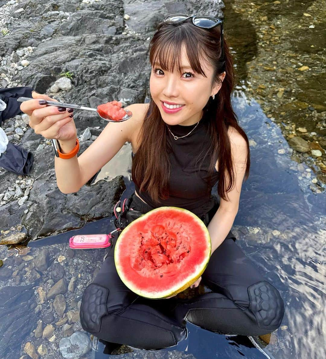 宮田亜夢のインスタグラム：「お盆が終わるとなんだか夏が終わる気がして寂しいです…。 急に川で聞く夕方のヒグラシの声が寂しいです…🥲  でも川でたべるスイカは最高です。笑🍉  #sweetfish   #鮎釣り #鮎 #友釣り #延べ竿 #ライトスタイル #ダイワ  #DAIWA  #宮田あゆ #釣り #fishing #fishinglife #fishingday  #낚시 #川 #渓流 #渓流釣り  #camp #清流 #outdoor #outdoors #nature #naturelover #japanesestyle #japan」