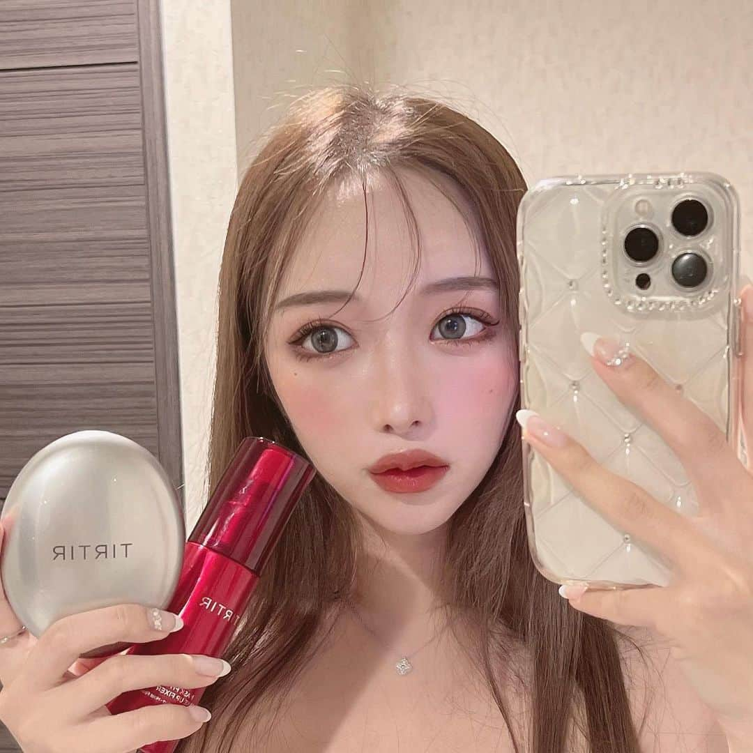 加瀬愛莉さんのインスタグラム写真 - (加瀬愛莉Instagram)「最近愛用してるTIRTIRのコスメ❤️ ・ MASK FIT MAKE-UP FIXERと シルバークッションファンデ  ・1日中サラサラメイクをキープ ・微細&高密着の軽いつけ心地のエアーフィットフィニッシュ！ ・パウダー成分有効で肌に素早く密着！ ベタつかないのでマスクにも付かない✨  クッションファンデはパフ付きで簡単にメイクできちゃうし、仕上げにこのミストかけたら崩れないので面倒なメイク直しも不要です💋  滝汗の夏もこれで余裕に可愛い💗 ・ #TIRTIR #ティルティル #マスクフィットメイクアップフィクサー #韓国コスメ #クッションファンデ #化粧品レポ #夏メイク #ワンホンメイク #化粧品 #韓国コスメレビュー #韓国コスメ大好き」8月19日 19時38分 - airi0413_k