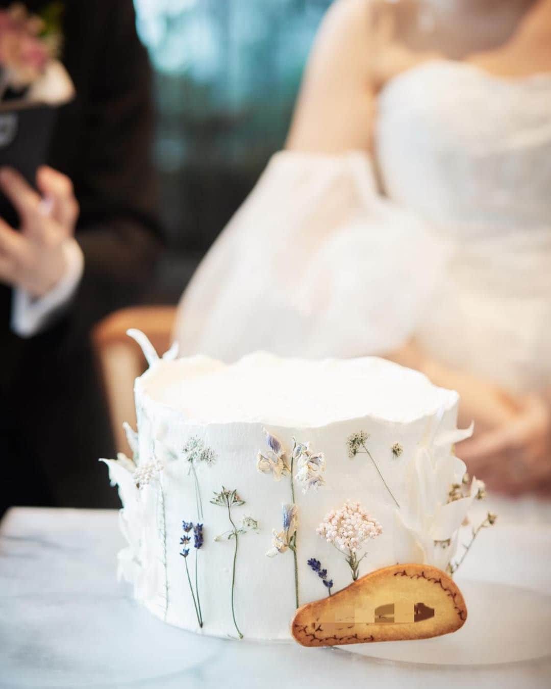 オードヴィーウェディング【名古屋・結婚式場】 さんのインスタグラム写真 - (オードヴィーウェディング【名古屋・結婚式場】 Instagram)「@eaudevie_wedding.edv ↑こちらから他の投稿もチェック🕊  【wedding cake】  パティシェと打合せをして創る オーダーメイドのウエディングケーキ🌿  季節のフルーツを使用したり 華やかな金箔で飾ったりとデザインは様々 ぜひ参考にしてみてください🫧  ┈┈┈┈┈┈┈┈ ✴︎ 𓌉◯𓇋 ✴︎ ┈┈┈┈┈┈┈┈  これから結婚式を挙げる花嫁さまへ🕊 準備が楽しくなるウェディング情報発信中✨  おいしいもおしゃれも全部叶える！ 名古屋のおしゃれなレストラン𝐖𝐞𝐝𝐝𝐢𝐧𝐠なら オードヴィーウェディング💍💐  会場をくわしく見るならプロフィール ＠eaudevie_wedding.edv の𝐔𝐑𝐋をタップ♩  ┈┈┈┈┈┈┈┈ ✴︎ 𓌉◯𓇋 ✴︎ ┈┈┈┈┈┈┈┈  #オードヴィーウェディング #オードヴィー花嫁 #eaudeviewedding #edvwedding #愛知式場 #レストランウェディング #名古屋花嫁 #名古屋のおいしいウェディング  #ウエディングケーキ #トレンドウエディングケーキ #ウエディングケーキアイデア #ケーキ入刀 #ファーストバイト #サンクスバイト #ケーキトッパー #結婚式ケーキ」8月19日 19時41分 - eaudevie_wedding.edv