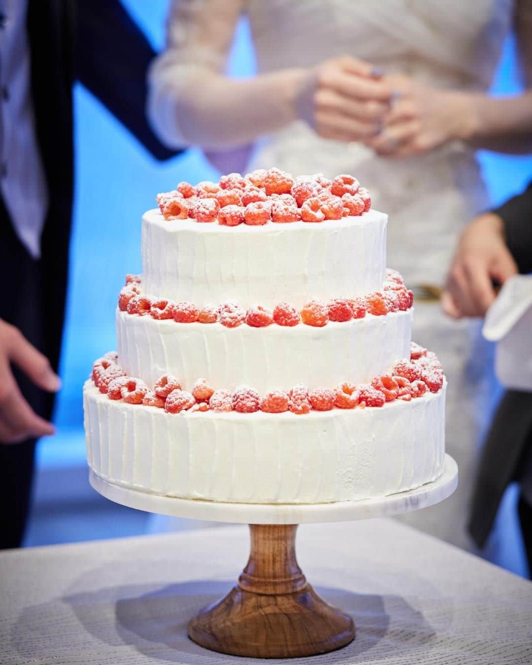 オードヴィーウェディング【名古屋・結婚式場】 さんのインスタグラム写真 - (オードヴィーウェディング【名古屋・結婚式場】 Instagram)「@eaudevie_wedding.edv ↑こちらから他の投稿もチェック🕊  【wedding cake】  パティシェと打合せをして創る オーダーメイドのウエディングケーキ🌿  季節のフルーツを使用したり 華やかな金箔で飾ったりとデザインは様々 ぜひ参考にしてみてください🫧  ┈┈┈┈┈┈┈┈ ✴︎ 𓌉◯𓇋 ✴︎ ┈┈┈┈┈┈┈┈  これから結婚式を挙げる花嫁さまへ🕊 準備が楽しくなるウェディング情報発信中✨  おいしいもおしゃれも全部叶える！ 名古屋のおしゃれなレストラン𝐖𝐞𝐝𝐝𝐢𝐧𝐠なら オードヴィーウェディング💍💐  会場をくわしく見るならプロフィール ＠eaudevie_wedding.edv の𝐔𝐑𝐋をタップ♩  ┈┈┈┈┈┈┈┈ ✴︎ 𓌉◯𓇋 ✴︎ ┈┈┈┈┈┈┈┈  #オードヴィーウェディング #オードヴィー花嫁 #eaudeviewedding #edvwedding #愛知式場 #レストランウェディング #名古屋花嫁 #名古屋のおいしいウェディング  #ウエディングケーキ #トレンドウエディングケーキ #ウエディングケーキアイデア #ケーキ入刀 #ファーストバイト #サンクスバイト #ケーキトッパー #結婚式ケーキ」8月19日 19時41分 - eaudevie_wedding.edv