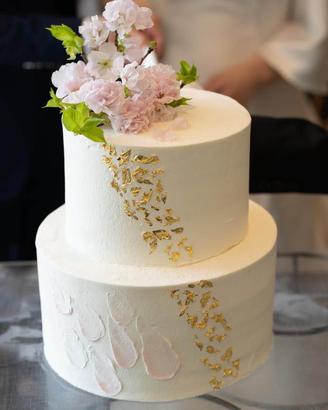 オードヴィーウェディング【名古屋・結婚式場】 さんのインスタグラム写真 - (オードヴィーウェディング【名古屋・結婚式場】 Instagram)「@eaudevie_wedding.edv ↑こちらから他の投稿もチェック🕊  【wedding cake】  パティシェと打合せをして創る オーダーメイドのウエディングケーキ🌿  季節のフルーツを使用したり 華やかな金箔で飾ったりとデザインは様々 ぜひ参考にしてみてください🫧  ┈┈┈┈┈┈┈┈ ✴︎ 𓌉◯𓇋 ✴︎ ┈┈┈┈┈┈┈┈  これから結婚式を挙げる花嫁さまへ🕊 準備が楽しくなるウェディング情報発信中✨  おいしいもおしゃれも全部叶える！ 名古屋のおしゃれなレストラン𝐖𝐞𝐝𝐝𝐢𝐧𝐠なら オードヴィーウェディング💍💐  会場をくわしく見るならプロフィール ＠eaudevie_wedding.edv の𝐔𝐑𝐋をタップ♩  ┈┈┈┈┈┈┈┈ ✴︎ 𓌉◯𓇋 ✴︎ ┈┈┈┈┈┈┈┈  #オードヴィーウェディング #オードヴィー花嫁 #eaudeviewedding #edvwedding #愛知式場 #レストランウェディング #名古屋花嫁 #名古屋のおいしいウェディング  #ウエディングケーキ #トレンドウエディングケーキ #ウエディングケーキアイデア #ケーキ入刀 #ファーストバイト #サンクスバイト #ケーキトッパー #結婚式ケーキ」8月19日 19時41分 - eaudevie_wedding.edv