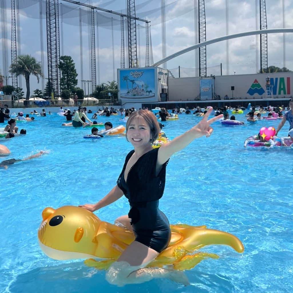 千葉あやのインスタグラム：「. 子供達と一緒に、夏のプールを大満喫して来ました✨  笑い過ぎて顎が痛いです🤣💖  #写真撮る時手を挙げがち」