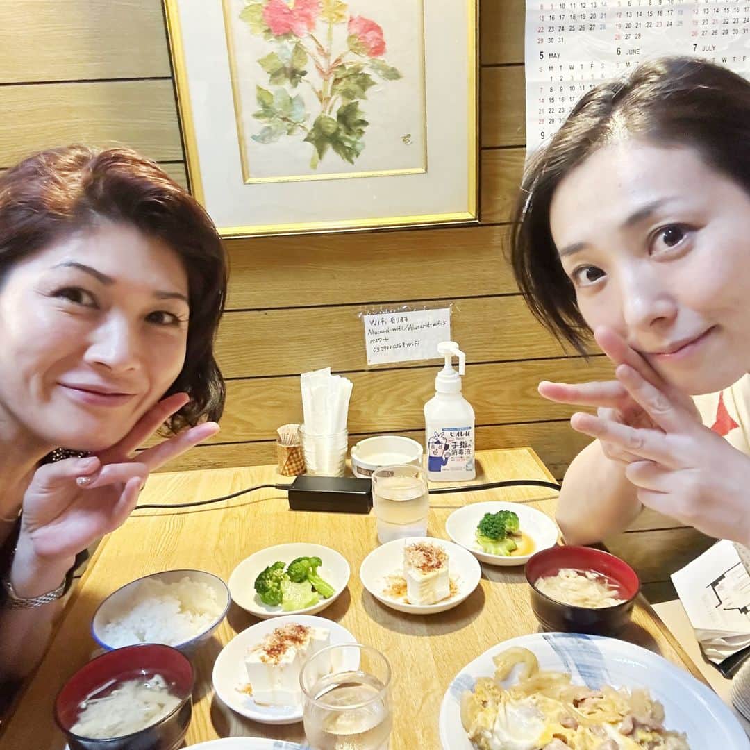 岡本安代のインスタグラム：「【主演の鳳恵弥さんと最初の晩餐！】 どうも、楠本イネです。 言わずと知れたシーボルトの娘で日本で最初の女医の、イネでございます。  ついにハインリッヒと会うことが叶ったのでございます。  主演＆演出＆脚本の #鳳恵弥 さんと。  稽古場を出たのは既に午後10時を回っておりました。 「ご飯食べていきません？」 プロデューサーの関口さんの提案で、 なんとおイネさん（私）は、ハインリッヒ（鳳さん）と最初の晩餐へ！！  特筆すべきは、ここからです。 鳳さんのご実家は喫茶店を営んでいらっしゃるということで、なんと、いきなりご実家でご飯を頂くという一線を超えたんです。←言い方っ！！！  もちろん夜も遅いので、閉店時間はとっくに過ぎていたのですが、 「鹿児島から？！娘がお世話になります〜。」と言いながら、お父様がわざわざ夜ご飯を作って下さって・・・。 なんとも温かすぎる( ；∀；)  東京でこんなに愛に溢れた食事を頂けるなんて思ってもみなかった・・・。  嗚呼・・・美味しい。 ハインリッヒ！美味しいわっ！！  お母様もわざわざお店に出てこられて、 コーヒーまで淹れてくださって！！！  親子で語らうハインリッヒの笑顔は、 ミスインターナショナルな鳳恵弥でなく、人間鳳恵弥が溢れていて胸が熱くなったのでございます。  こうやって同じ食事を頂いて、ご両親の愛情をたっぷり受けて育ったハインリッヒがますます愛しく思えて仕方のないイネ。  「息子さんと練習していたんですよね！」 とハイン。  そうなんです！鹿児島のハインリッヒ（末っ子コーマル）に一刻も早く報告しなくっちゃ！  本物のハインリッヒは、 想像以上に、美しくて、温かくて、愛に溢れていたと。  味良し！人良し！仲良し！ 十条にある喫茶店＃アルカード  今度は家族でお邪魔します！ 本当に美味しかったです！ ありがとうございました！ ご馳走様でした！  ＃シーボルト父子伝  ＃チケット絶賛販売中 http://confetti-web.com/siebold_2023tokyo ＃走り続ける岡本家 ＃５人の子育てママウンサー  ＃岡本安代  ＃詳しくはブログで  https://ameblo.jp/yasuyo0308/」