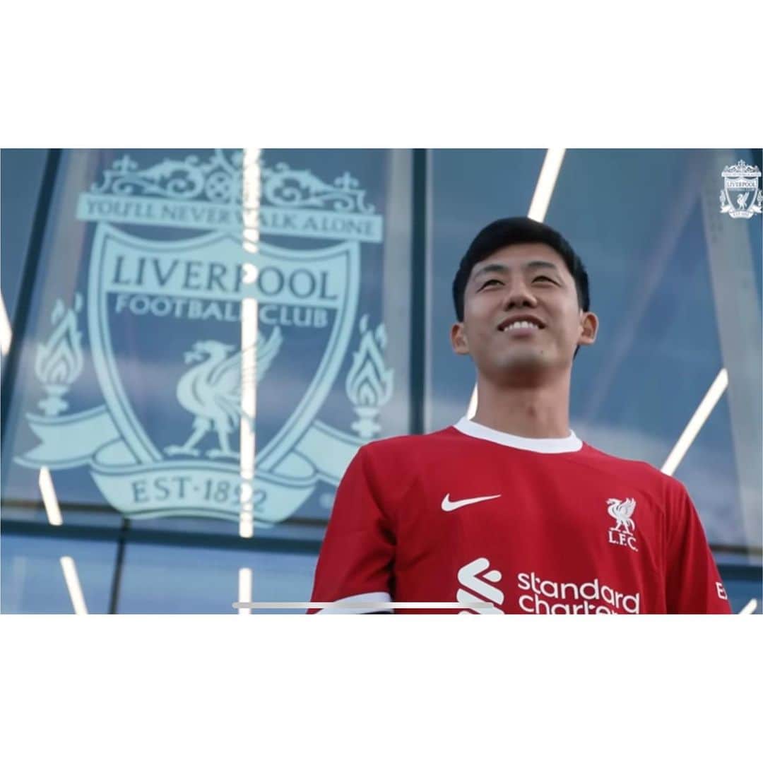 ハリー杉山さんのインスタグラム写真 - (ハリー杉山Instagram)「遠藤航選手がLiverpoolに移籍しました。  航選手と仲良くさせて頂いてもう6年ほど経ちますが、レッズ時代、初めてご一緒した時からプレミアにいつか行くことが夢と話してくれました。  そこからシントトロイデンへ。  そしてシュトゥットガルト。キャプテン、チームの心臓にもなり  ファンから愛され、デュアルモンスターと呼ばれるようになりました。  そしていきなり決まったリヴァプールへの移籍。背番号3。4年契約。  夢が現実となりました。  クロップ監督の眼差しと言葉からはすでに確実に航選手への信頼が伺えます。  必ずやってくれるでしょう。  新たな歴史へ！！  航選手グッドラック！！！  ちなみに昨シーズン終了後  オフで美しい澄み切った青い海と空を誇る沖永良部島に訪れた航選手のショートムービーのナレーションを務めさせていただきました。  「夢を持ち続けることの大切さ」「夢を叶える原動力となったもの」を、サッカーを通して島の子どもたちに伝えてます。  良かったら是非ご覧になってください🔥  Massive congrats to my good mate Wataru who's just signed for Liverpool.  Ever since i first met him six years ago, he's always wanted to battle it out in the Premiership.  Liverpool fans. You have a beast on your hands with an ice cool winning mentality.   Good luck @endowataru 🔥  All behind you, even from a Gooner😂」8月19日 19時47分 - harrysugiyama