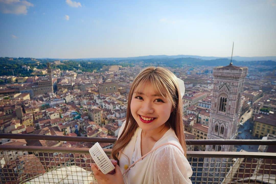 中川千尋さんのインスタグラム写真 - (中川千尋Instagram)「あいしてるっ  お写真は、フィレンツェのクーポラ  463段登り、たどり着くこの景色が幸せを感じさせてくれました  30人くらいで登ったんだけどね みんな疲れてて、気づいたら ちこがトップランナーになってたワラ  フィレンツェの景色を一望できるこの場所 とっても素敵ね  そうそう ここのクーポラで 永遠の愛を違うらしいのっ  なんて願ったかは秘密〜  ま〜もちろん君のことなんだけどねっ  明日がローマ最終日となります 旅の最後が見えてきた、、  今からちょっと時間あるのでコメント書いてくださった方に返信しますね✌🏻🫶🏻  #firenze #フィレンツェ #フィレンツェ観光 #フィレンツェ旅行 #イタリア #イタリア旅行 #italia #italy」8月19日 19時47分 - uug2_chiiko